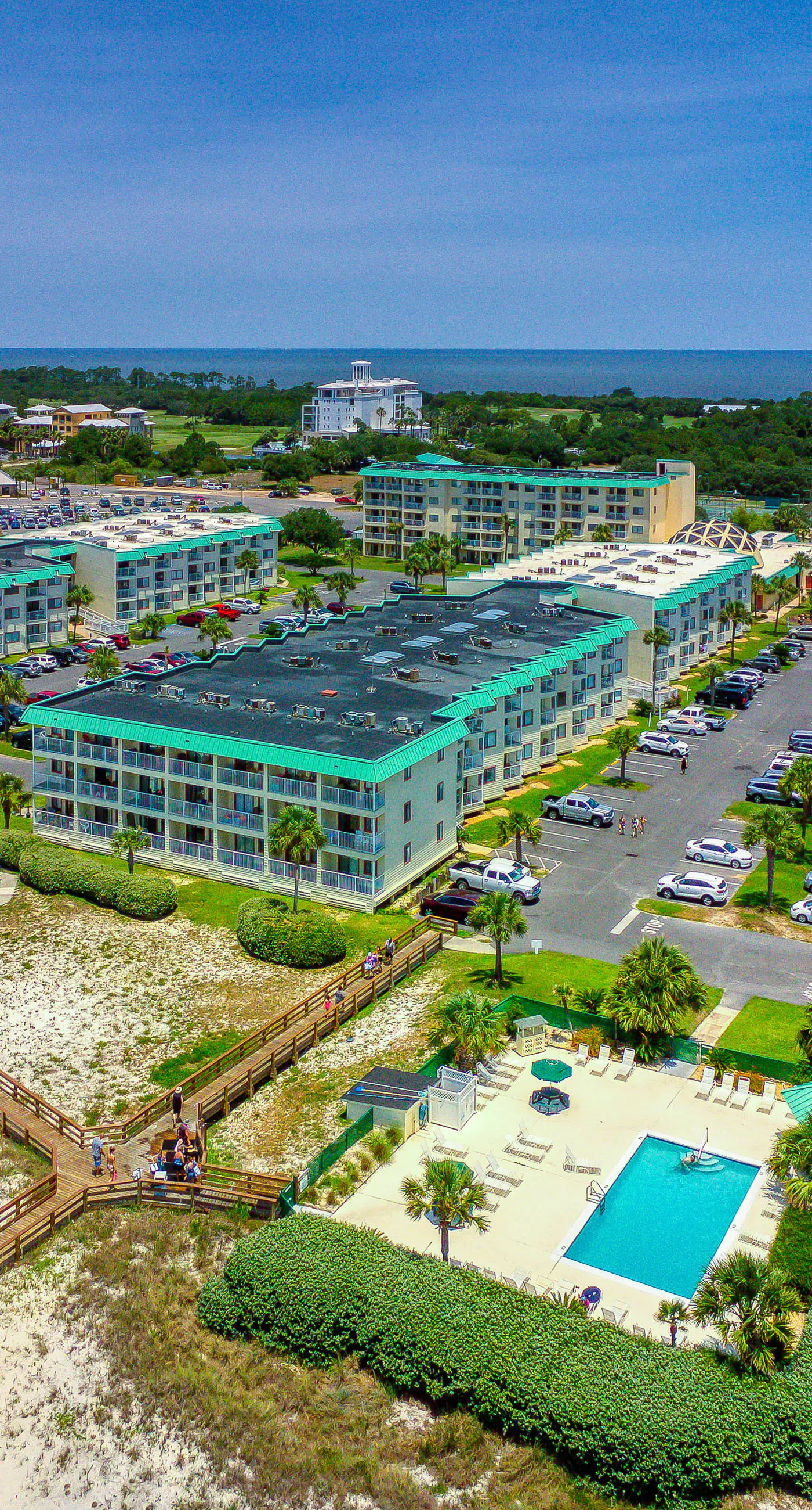 Beachfront condo with balcony, shared pool