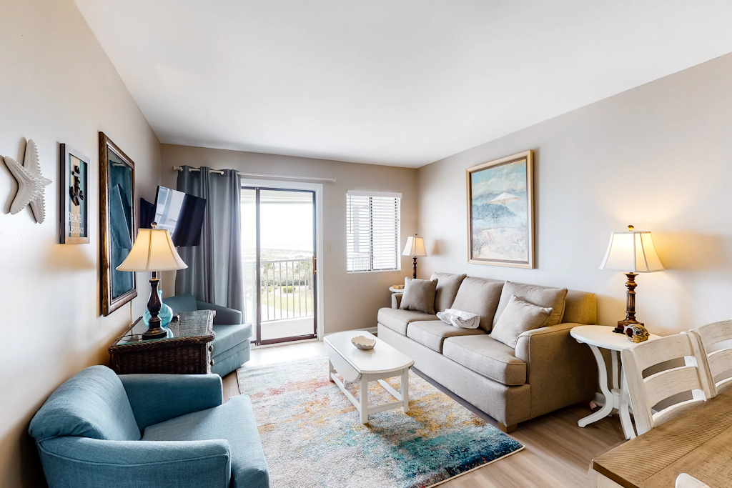 Snowbird-friendly hotel suite with beach access, shared pool and dining