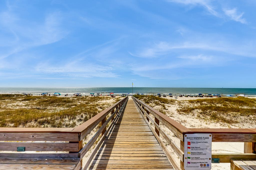 Snowbird-friendly hotel suite with beach access, shared pool and dining