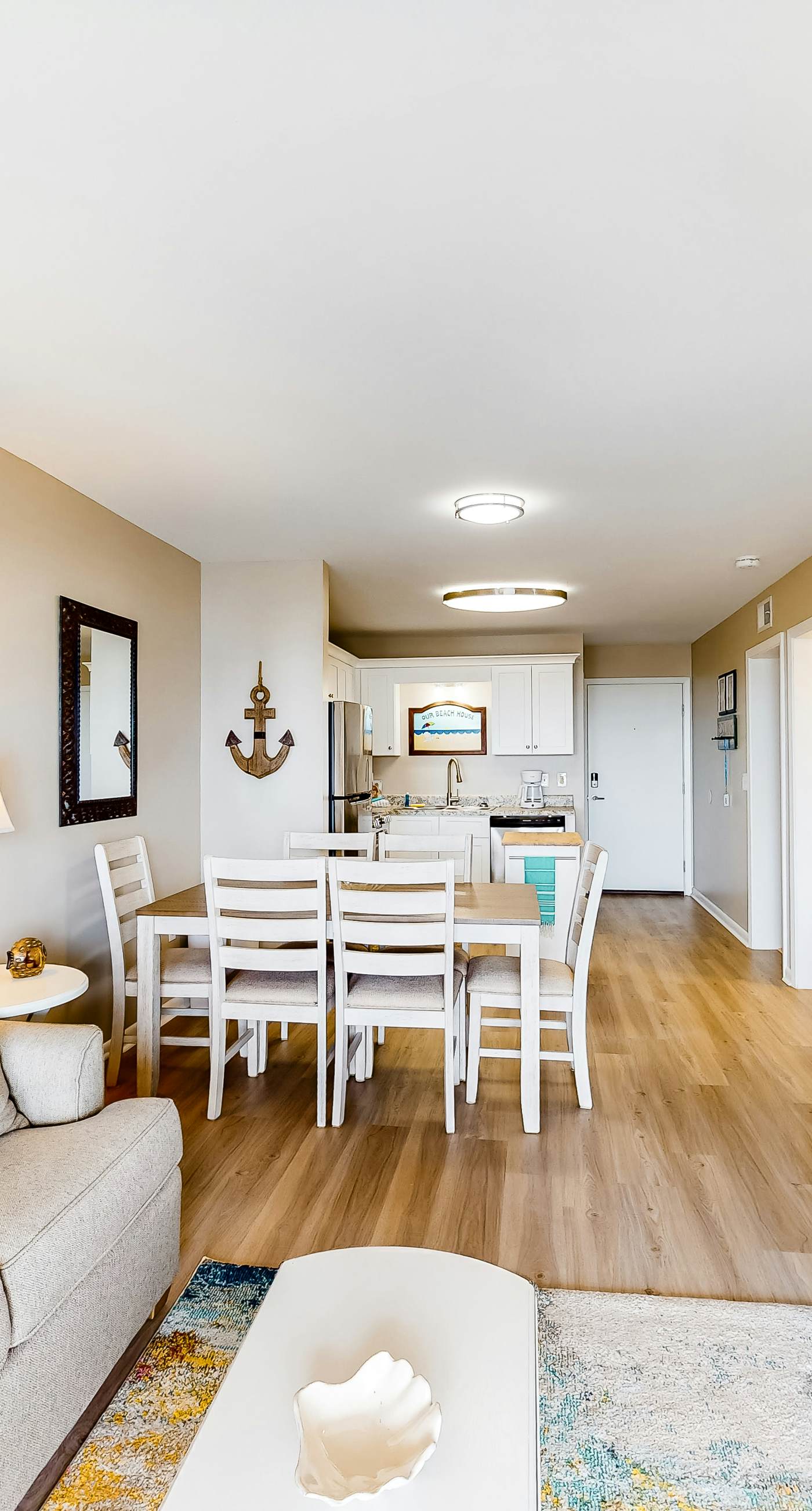 Snowbird-friendly hotel suite with beach access, shared pool and dining