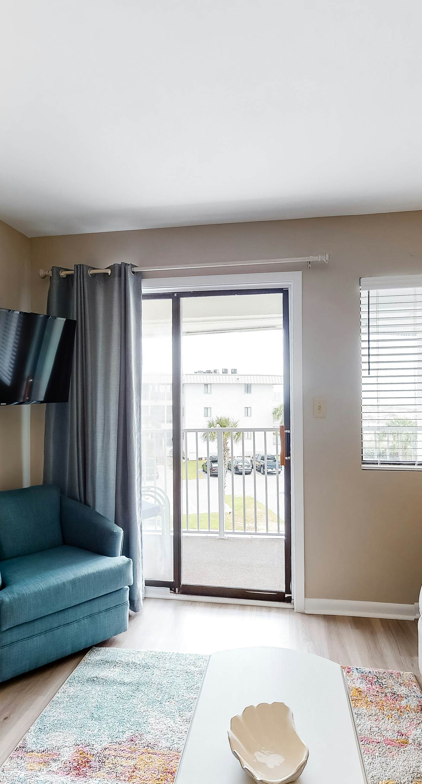 Snowbird-friendly hotel suite with beach access, shared pool and dining