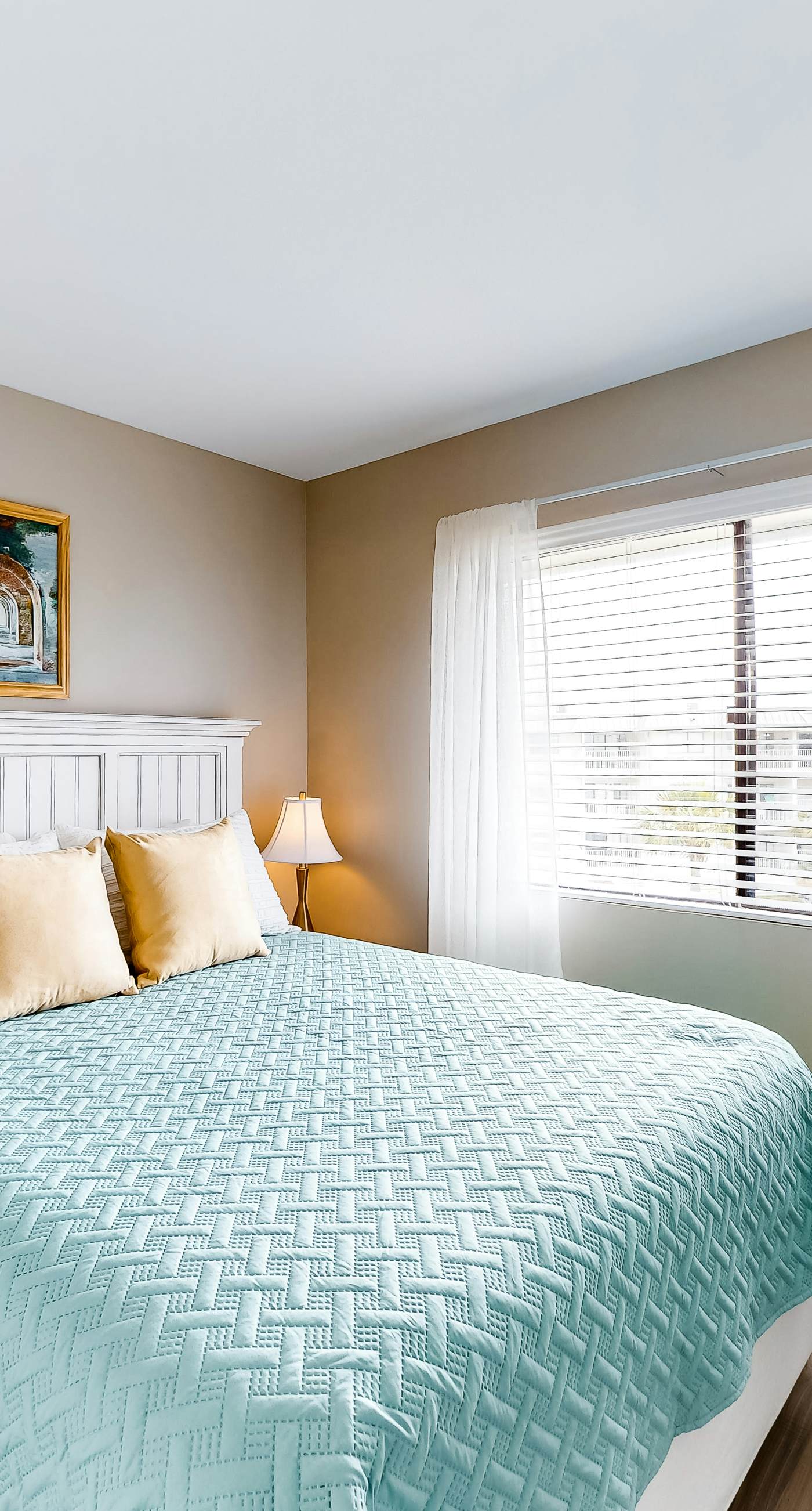 Snowbird-friendly hotel suite with beach access, shared pool and dining