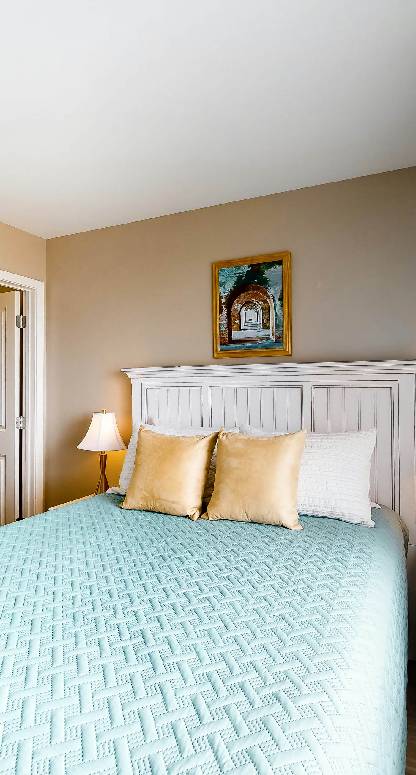 Snowbird-friendly hotel suite with beach access, shared pool and dining