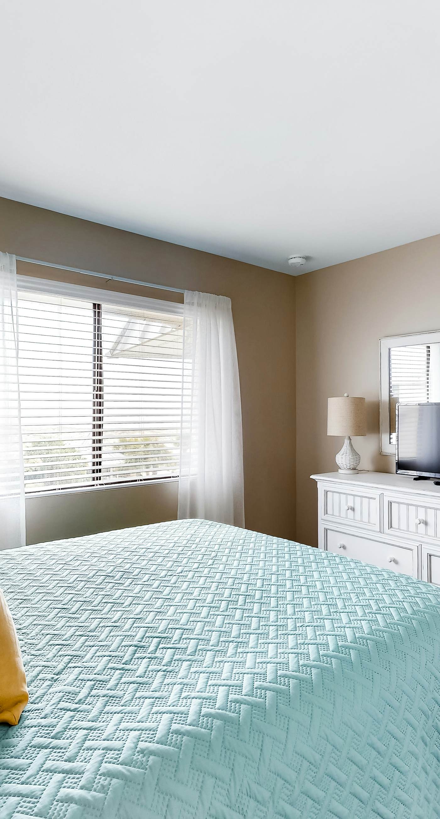 Snowbird-friendly hotel suite with beach access, shared pool and dining