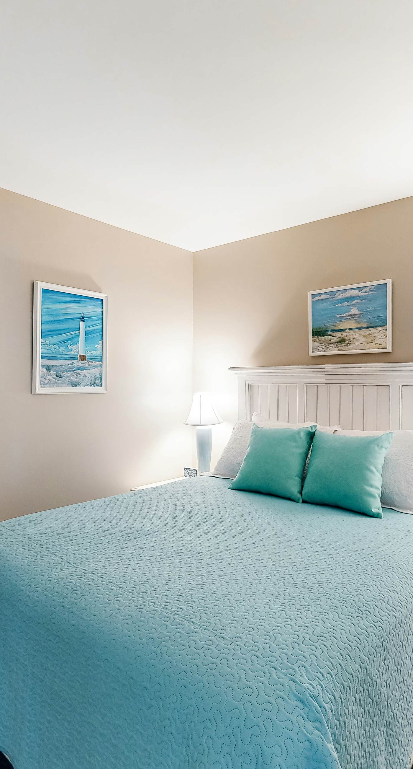 Snowbird-friendly hotel suite with beach access, shared pool and dining