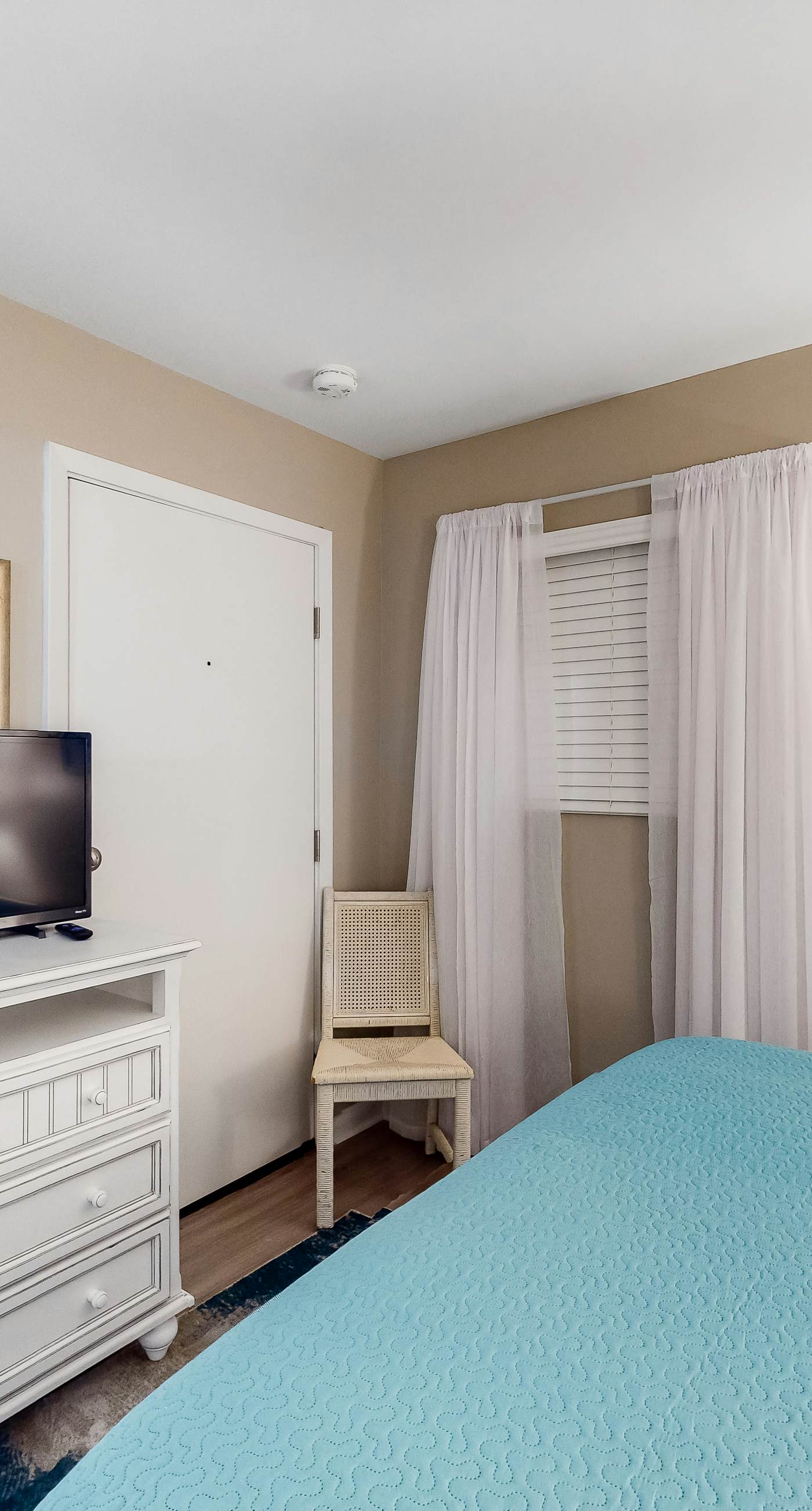 Snowbird-friendly hotel suite with beach access, shared pool and dining