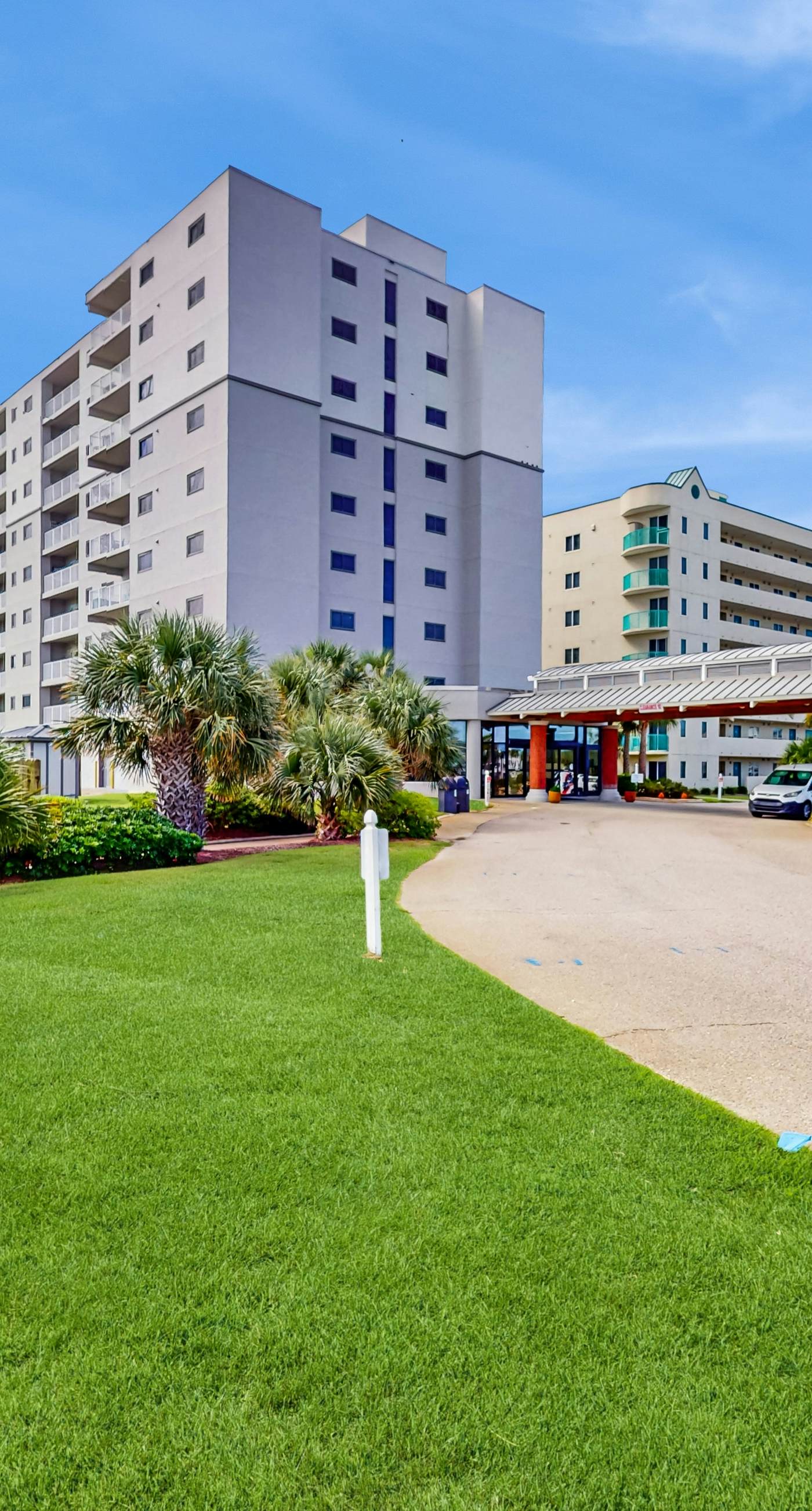 Snowbird-friendly hotel suite with beach access, shared pool and dining