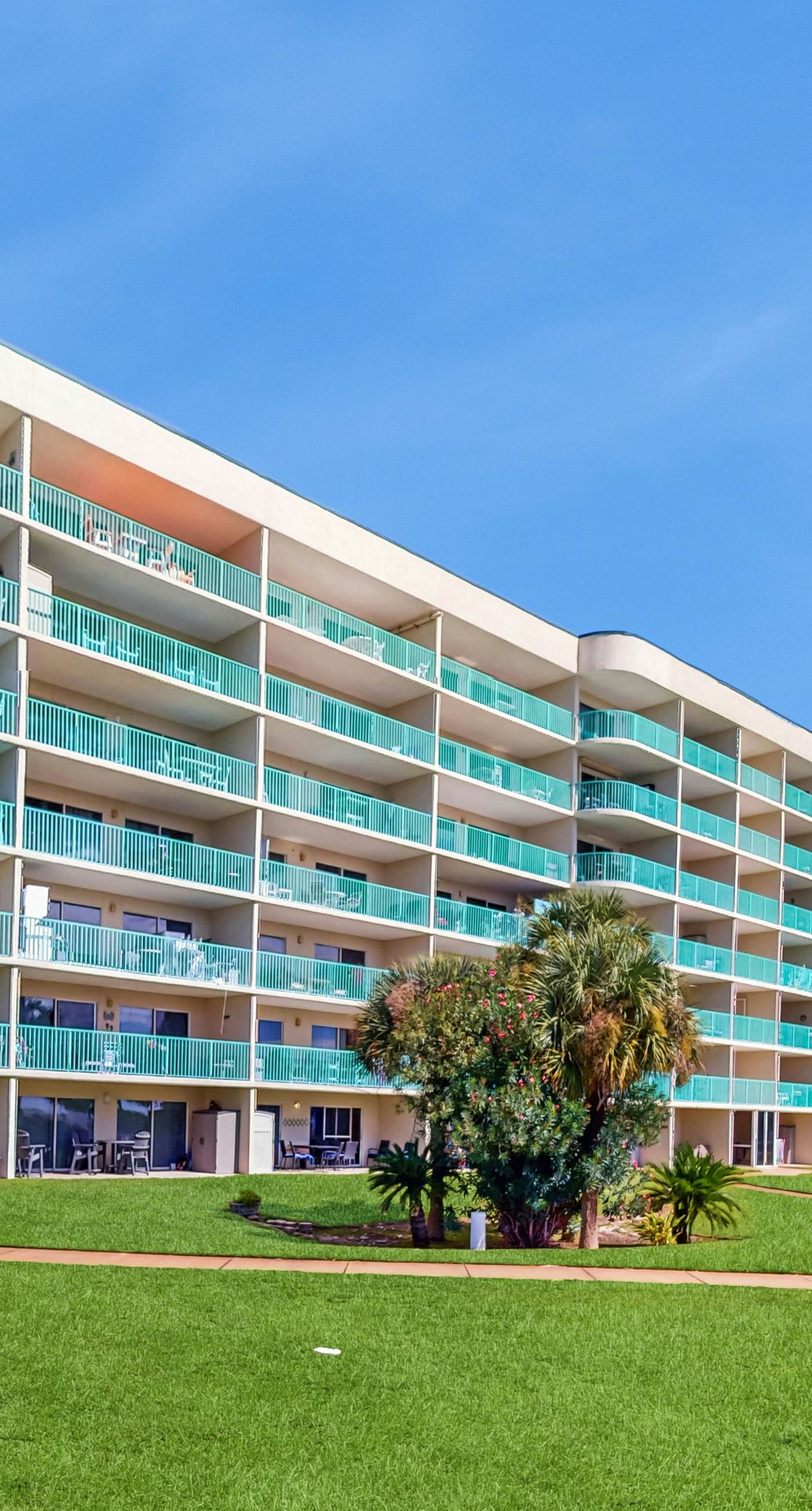 Snowbird-friendly hotel suite with beach access, shared pool and dining