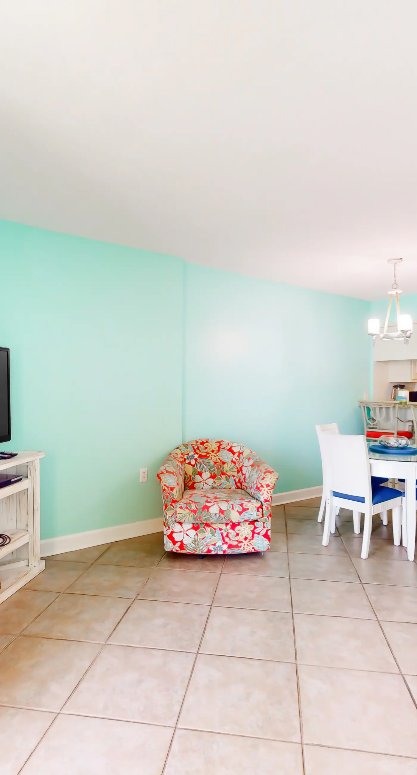 2nd-floor Gulf-front condo with amazing beach views, balcony, outdoor pool & W/D