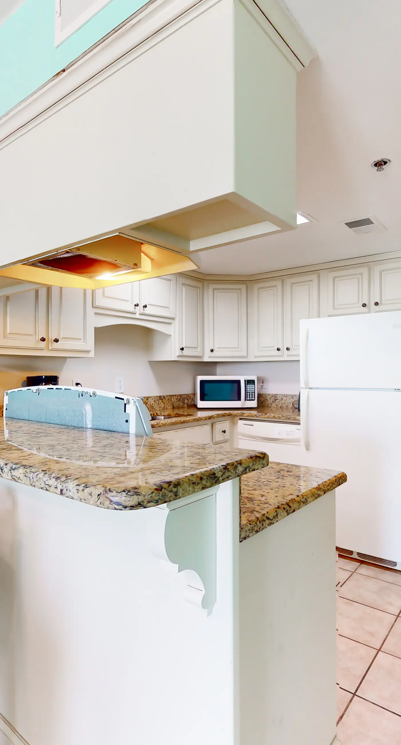 2nd-floor Gulf-front condo with amazing beach views, balcony, outdoor pool & W/D