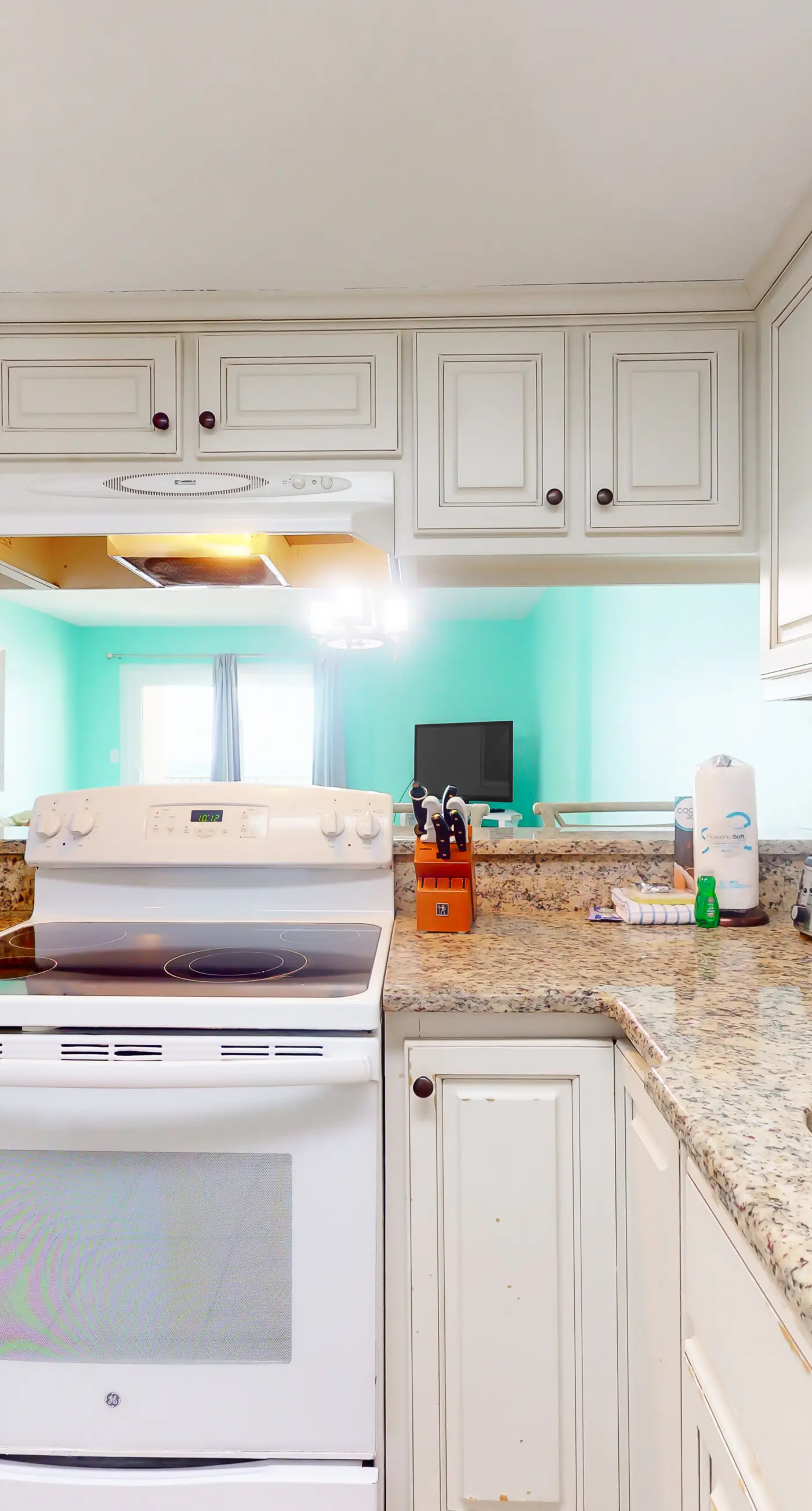 2nd-floor Gulf-front condo with amazing beach views, balcony, outdoor pool & W/D