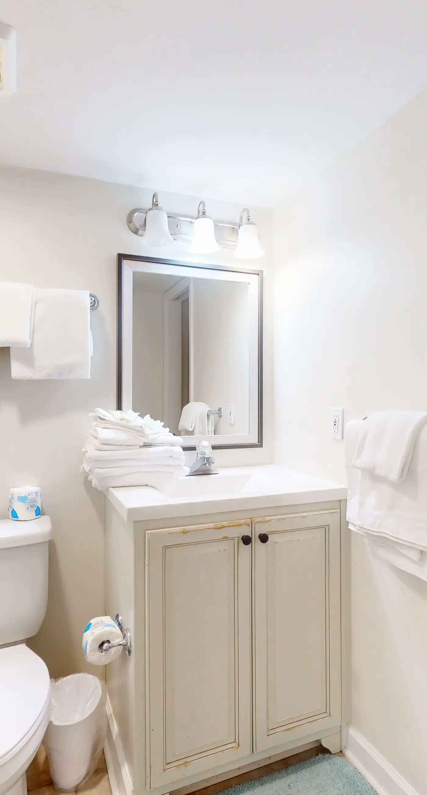 2nd-floor Gulf-front condo with amazing beach views, balcony, outdoor pool & W/D