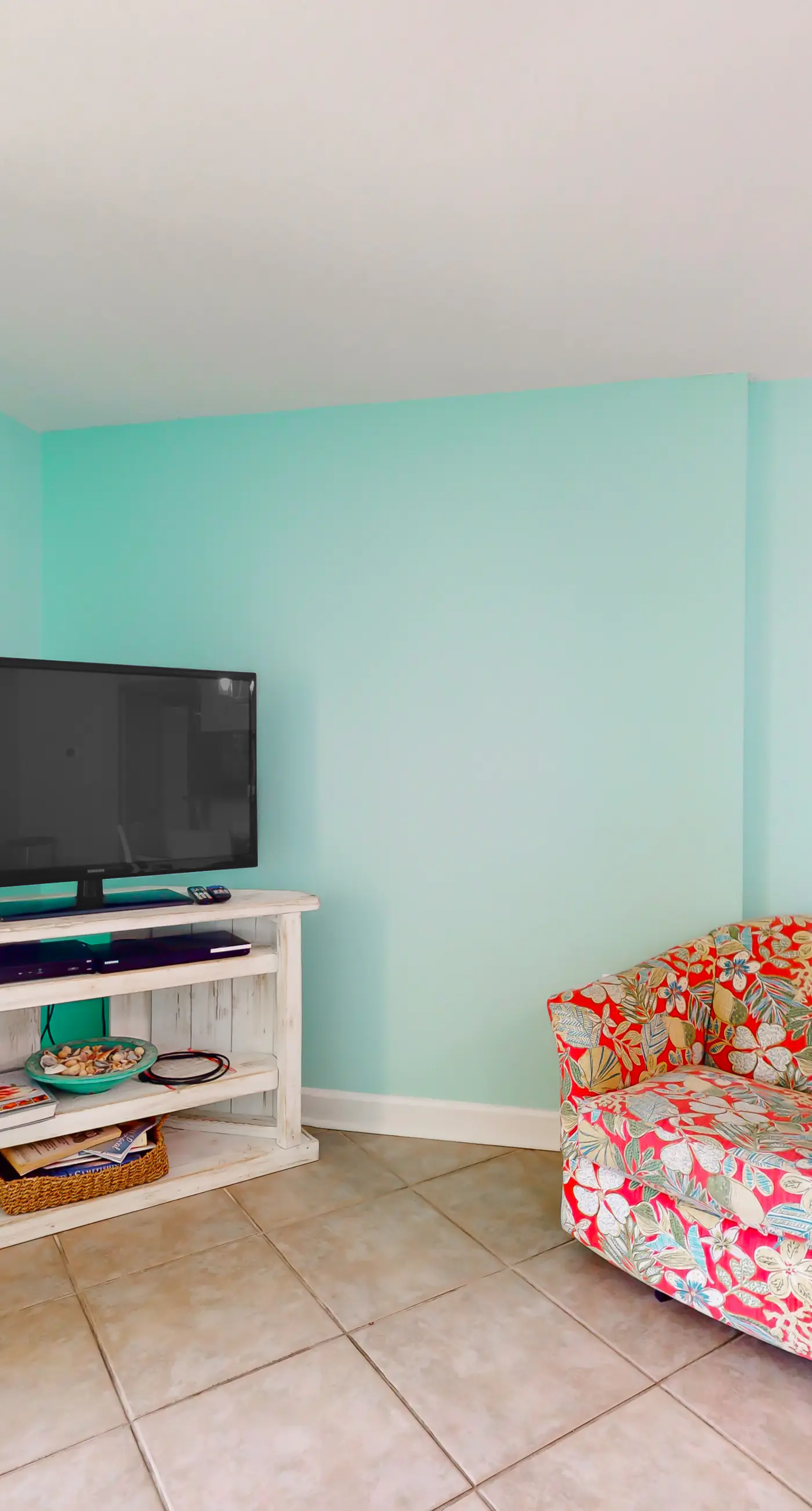 2nd-floor Gulf-front condo with amazing beach views, balcony, outdoor pool & W/D