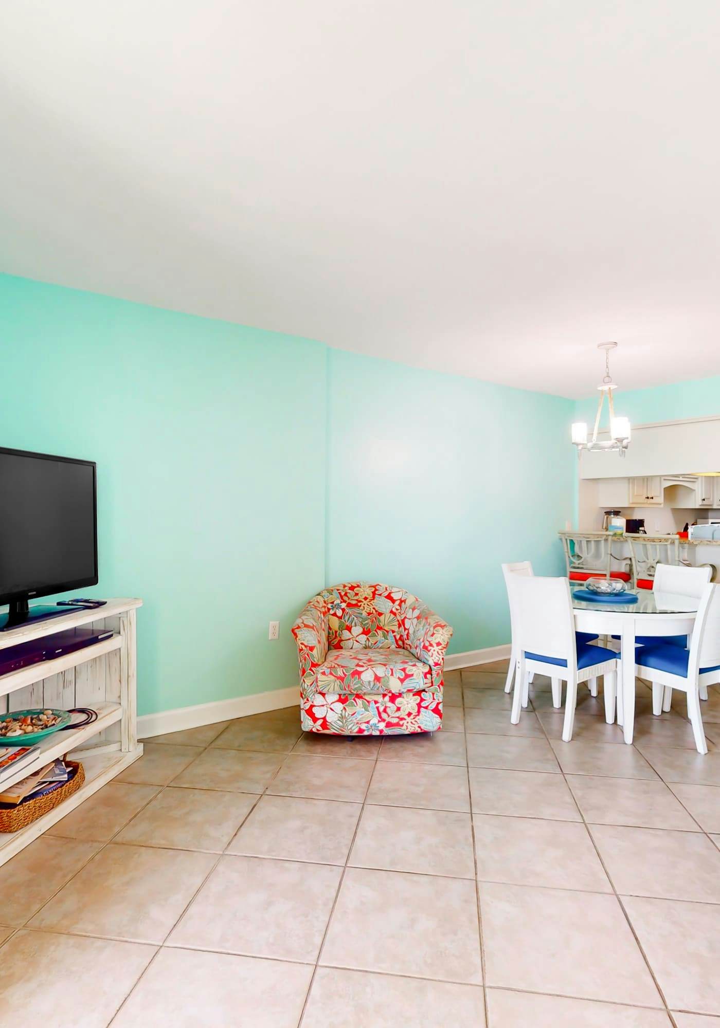 2nd-floor Gulf-front condo with amazing beach views, balcony, outdoor pool & W/D