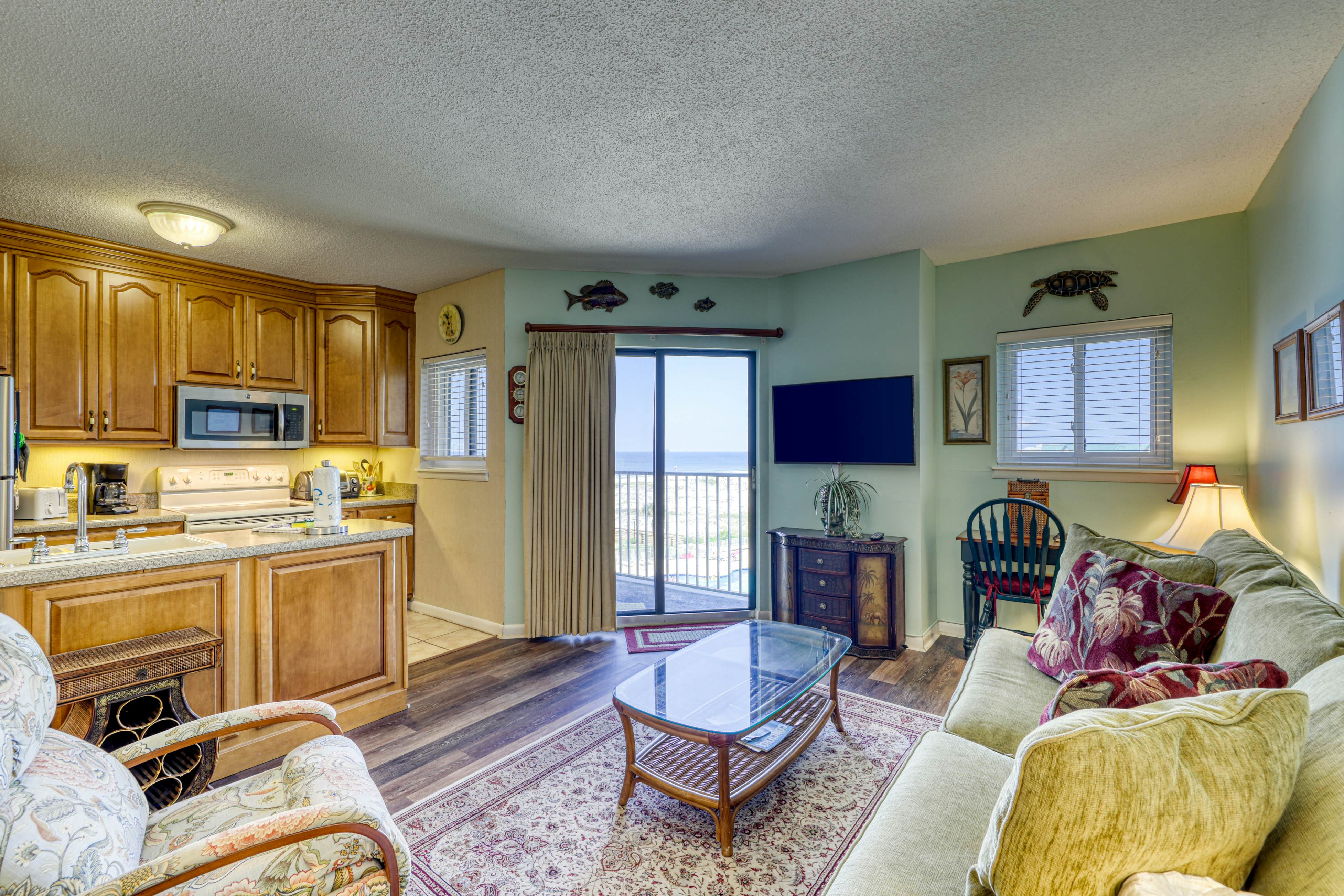 Waterfront condo with shared pools - snowbird-friendly