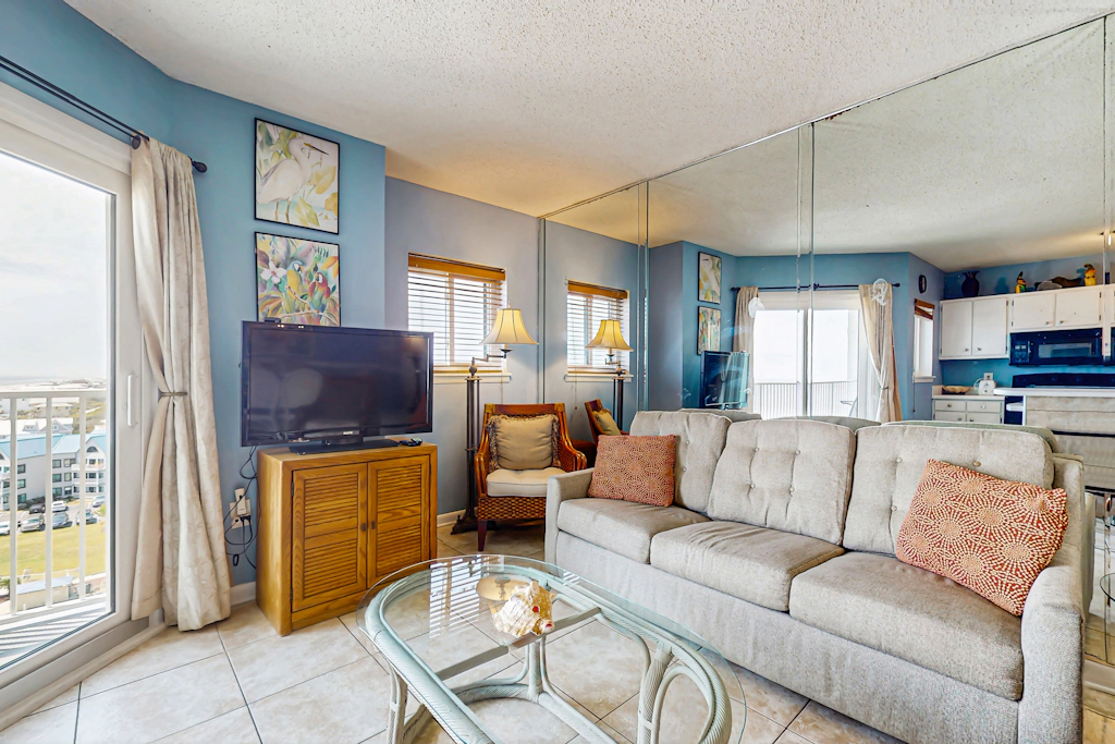 Beach condo w Gulf view, pool, sports courts at Plantation Palms