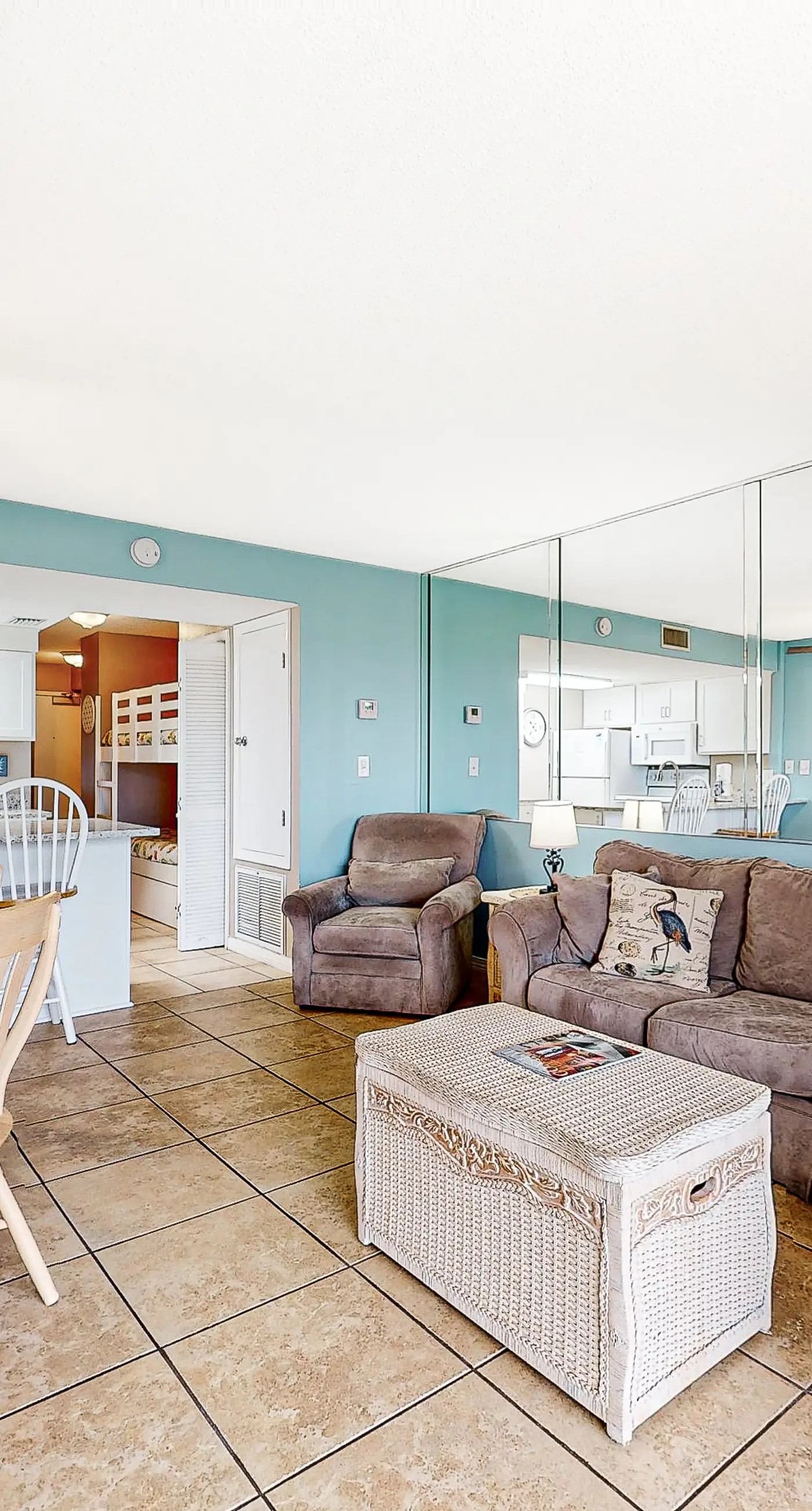 Ground-floor condo with entertainment, shared pool, hot tub - near beach