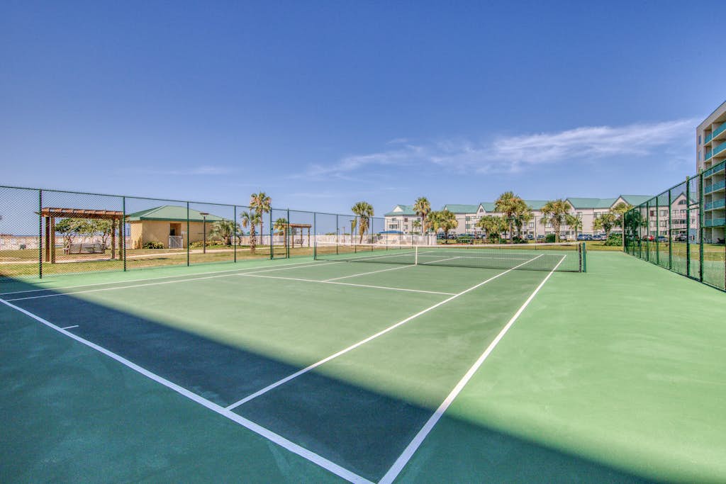 Ground-floor condo with entertainment, shared pool, hot tub - near beach