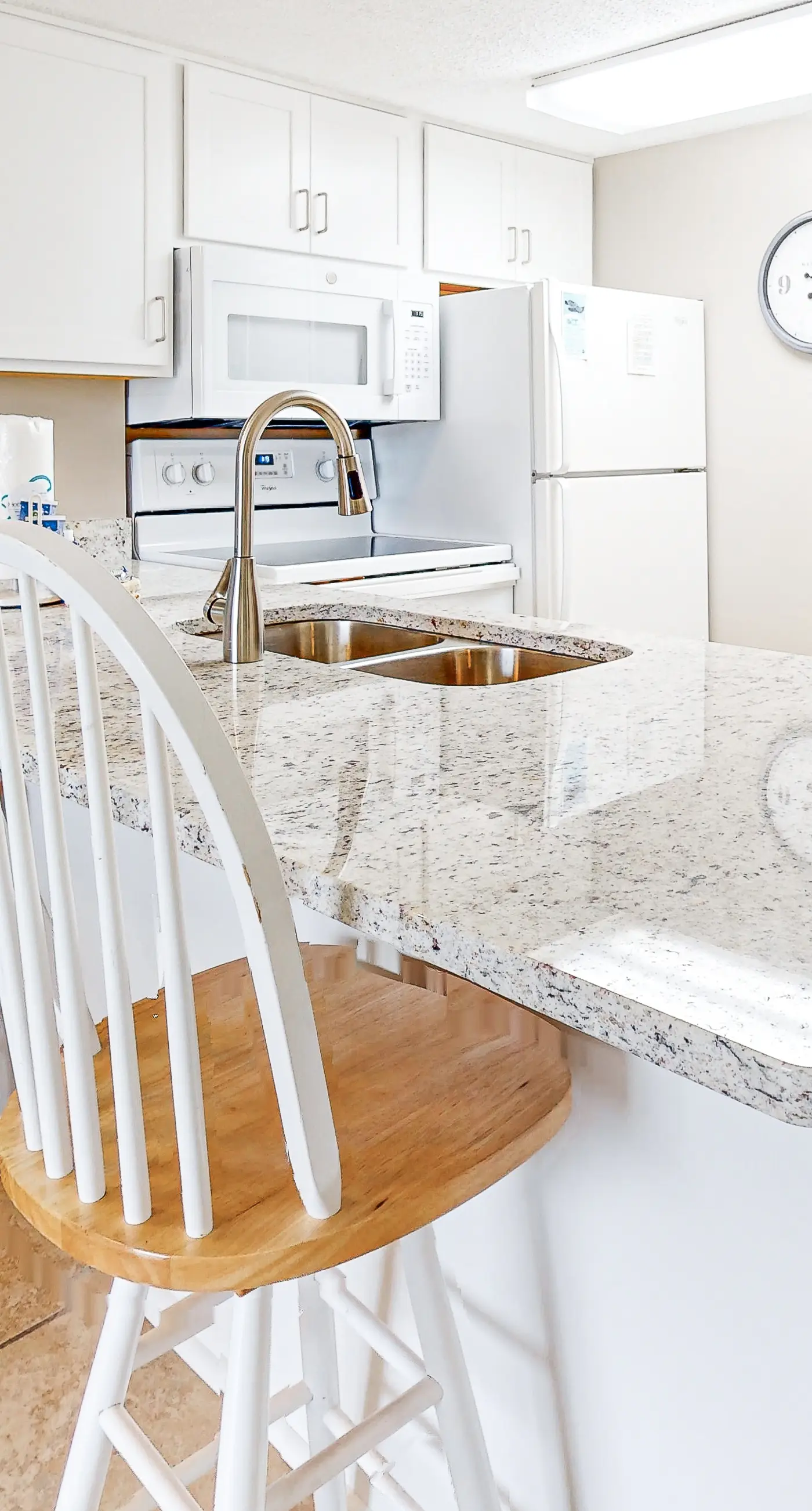 Ground-floor condo with entertainment, shared pool, hot tub - near beach