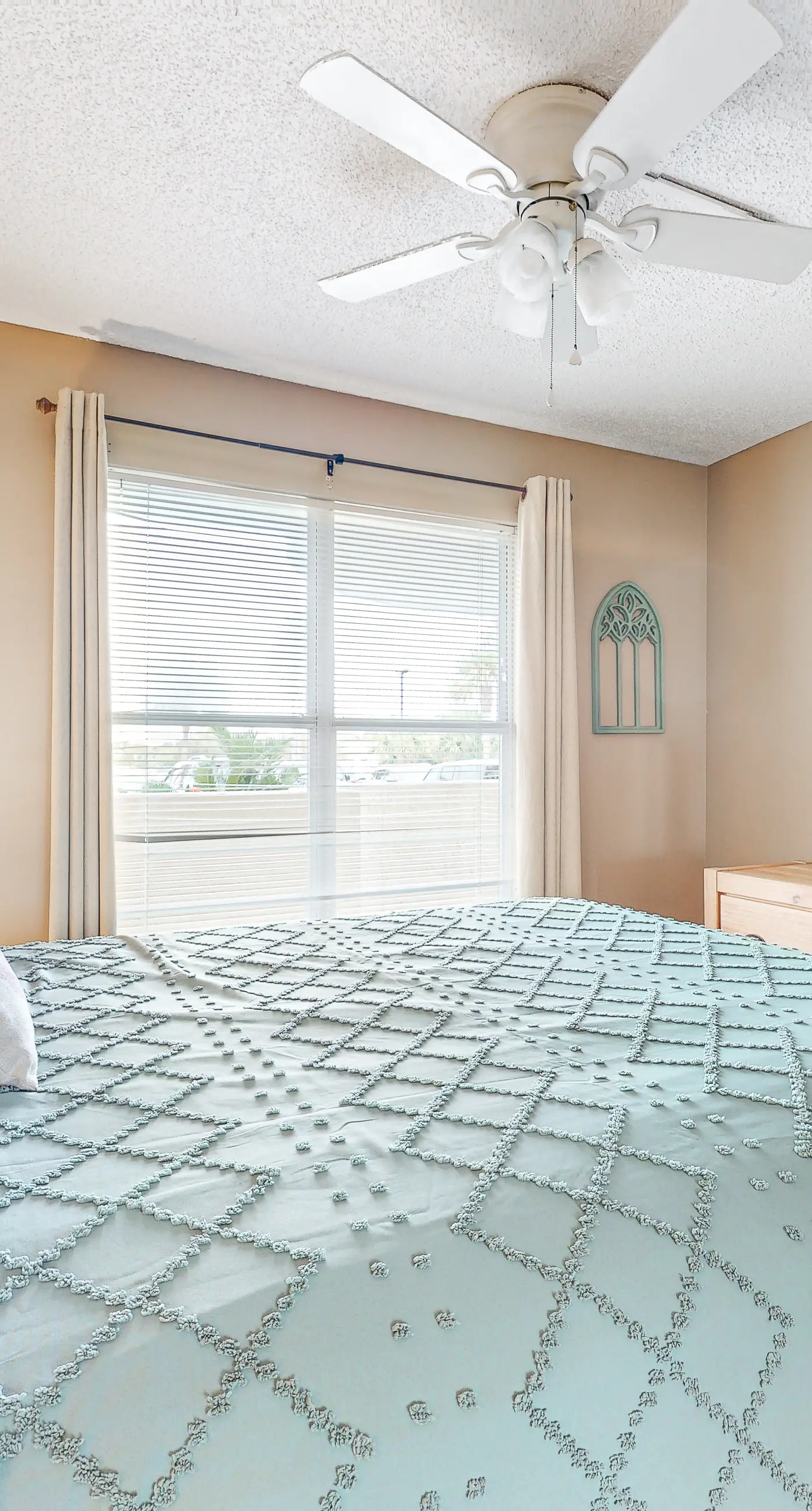 Ground-floor condo with entertainment, shared pool, hot tub - near beach