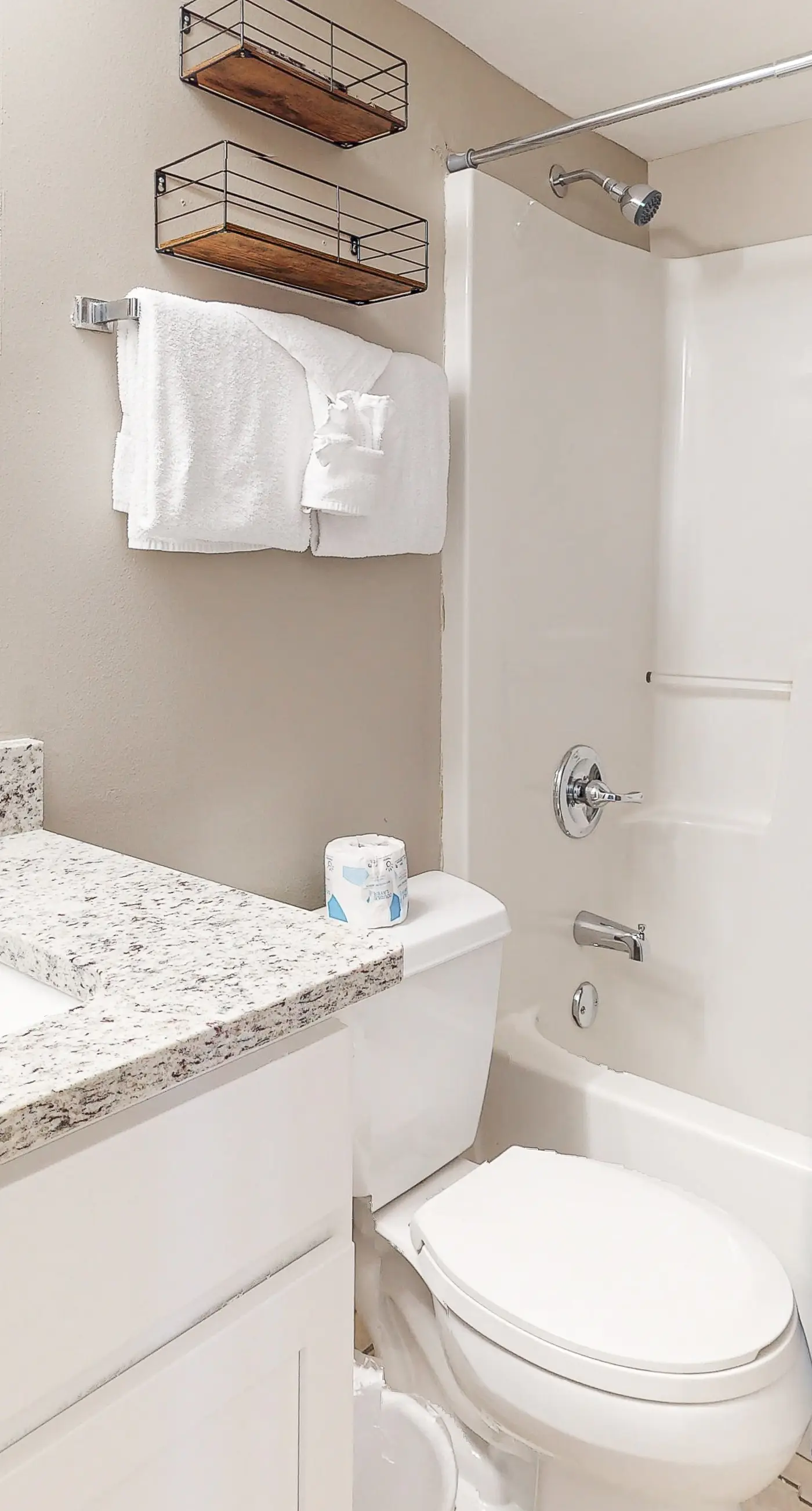 Ground-floor condo with entertainment, shared pool, hot tub - near beach