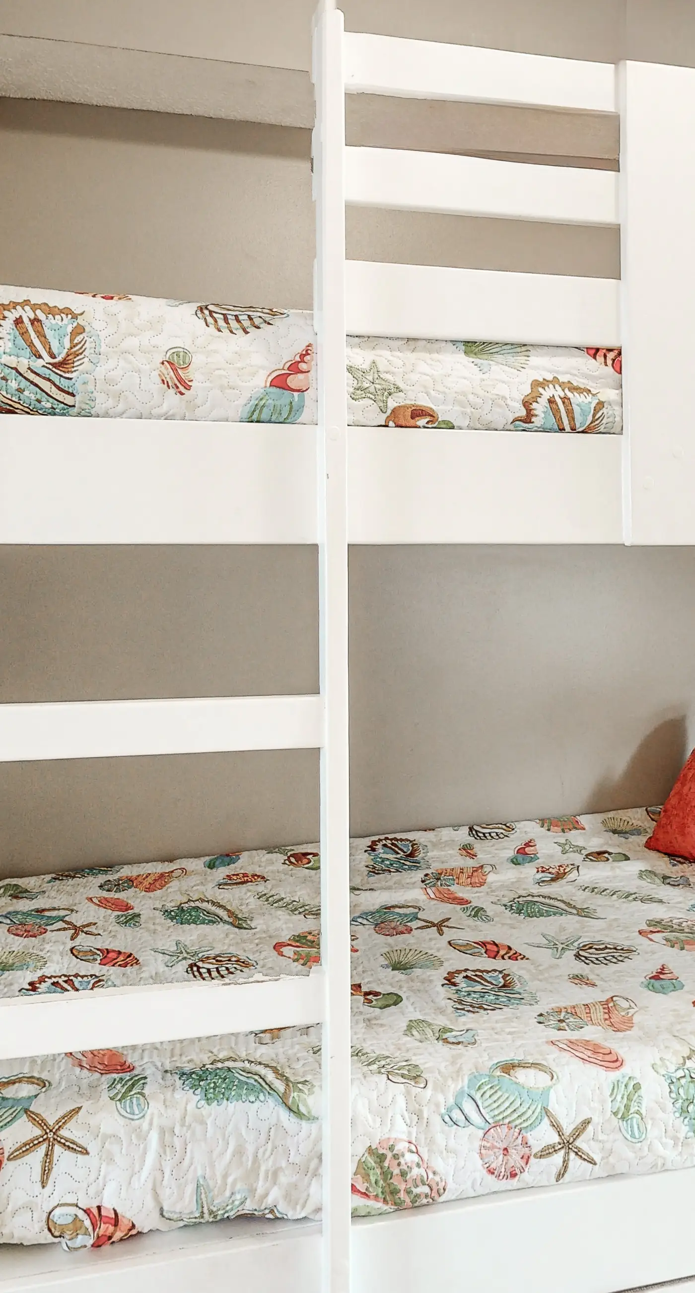 Ground-floor condo with entertainment, shared pool, hot tub - near beach