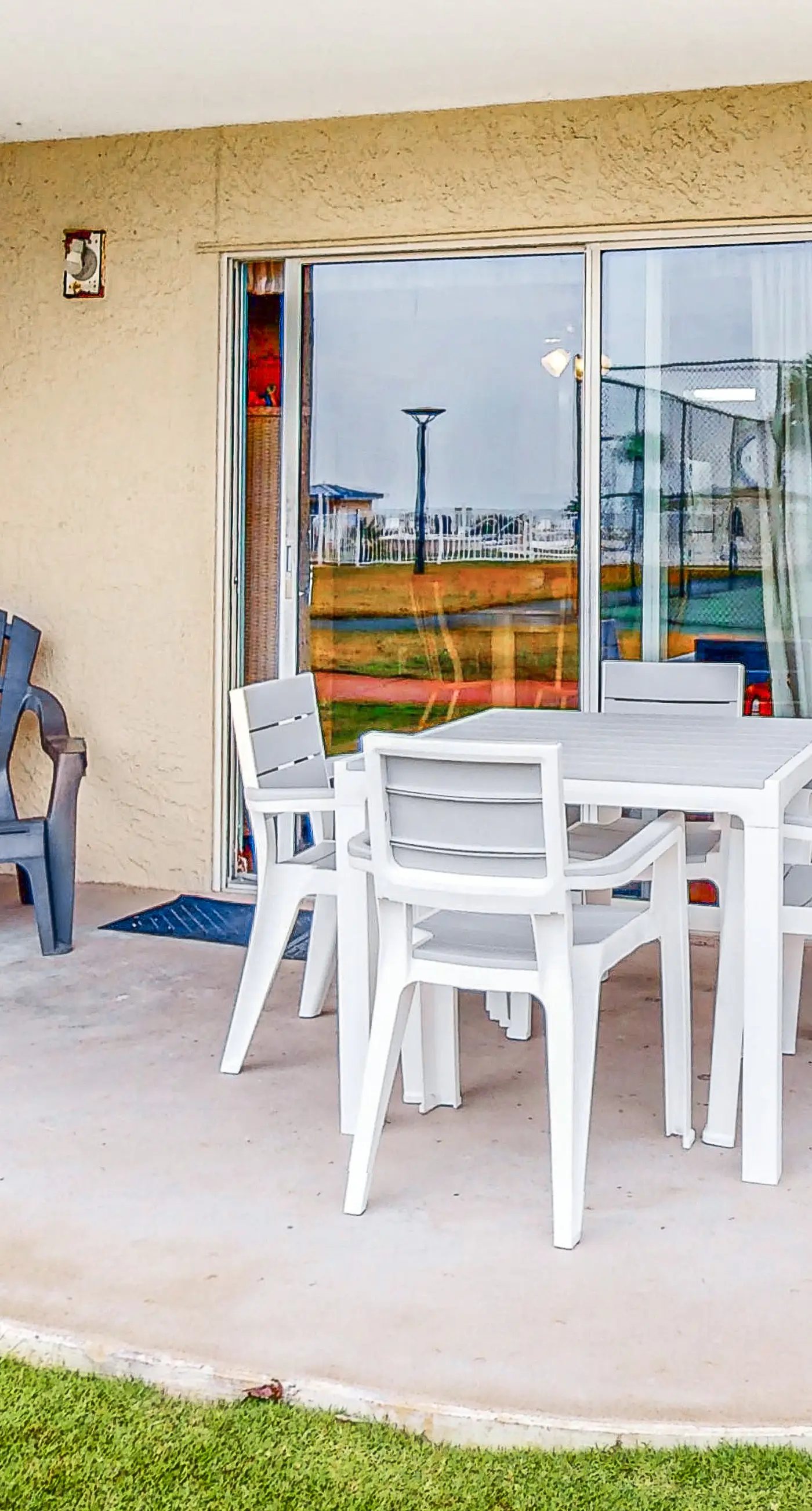 Ground-floor condo with entertainment, shared pool, hot tub - near beach