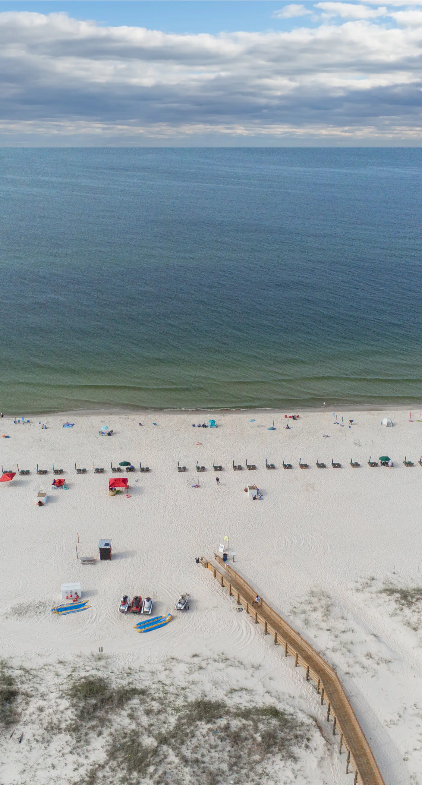 Ground-floor condo with entertainment, shared pool, hot tub - near beach