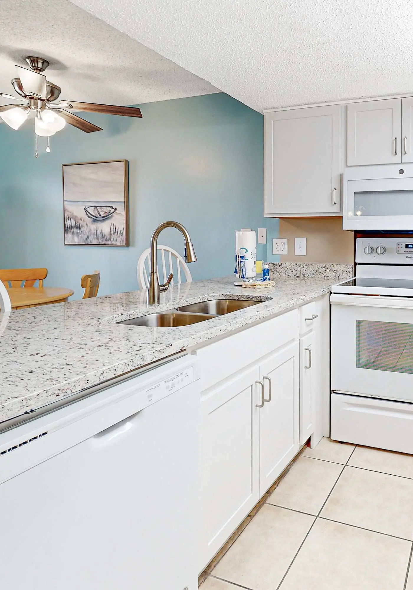 Ground-floor condo with entertainment, shared pool, hot tub - near beach