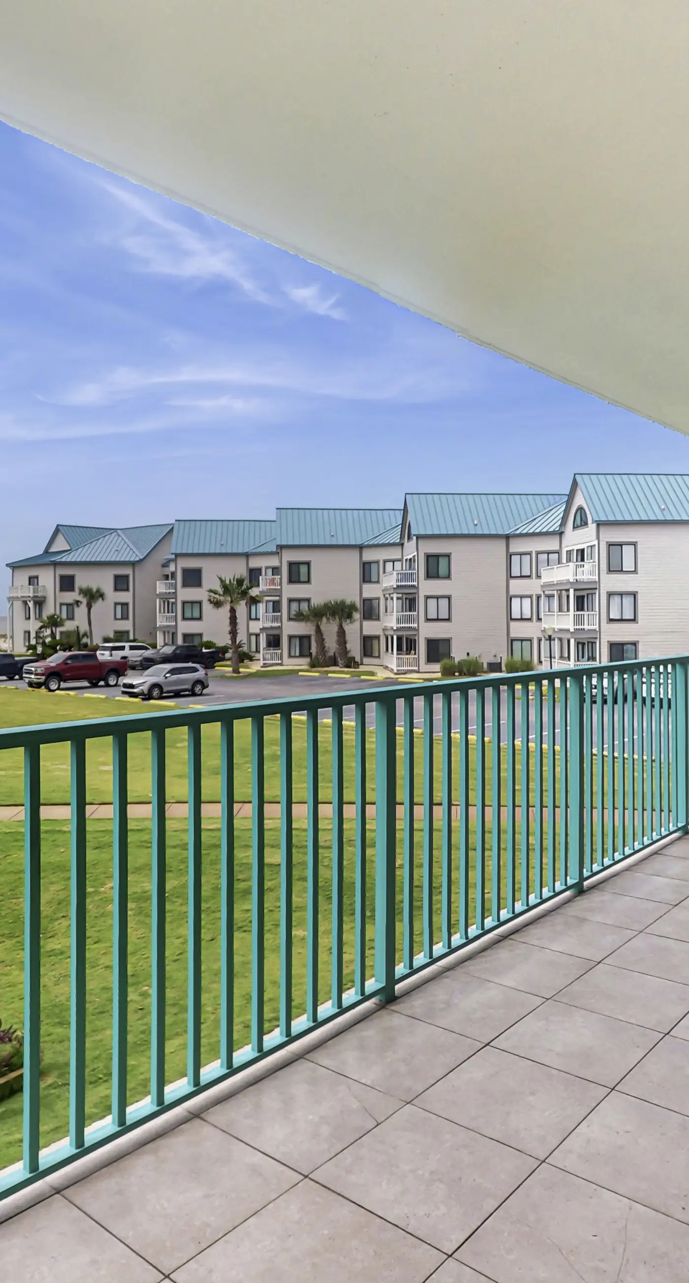 Waterfront condo with shared pool & hot tub - walk to the beach