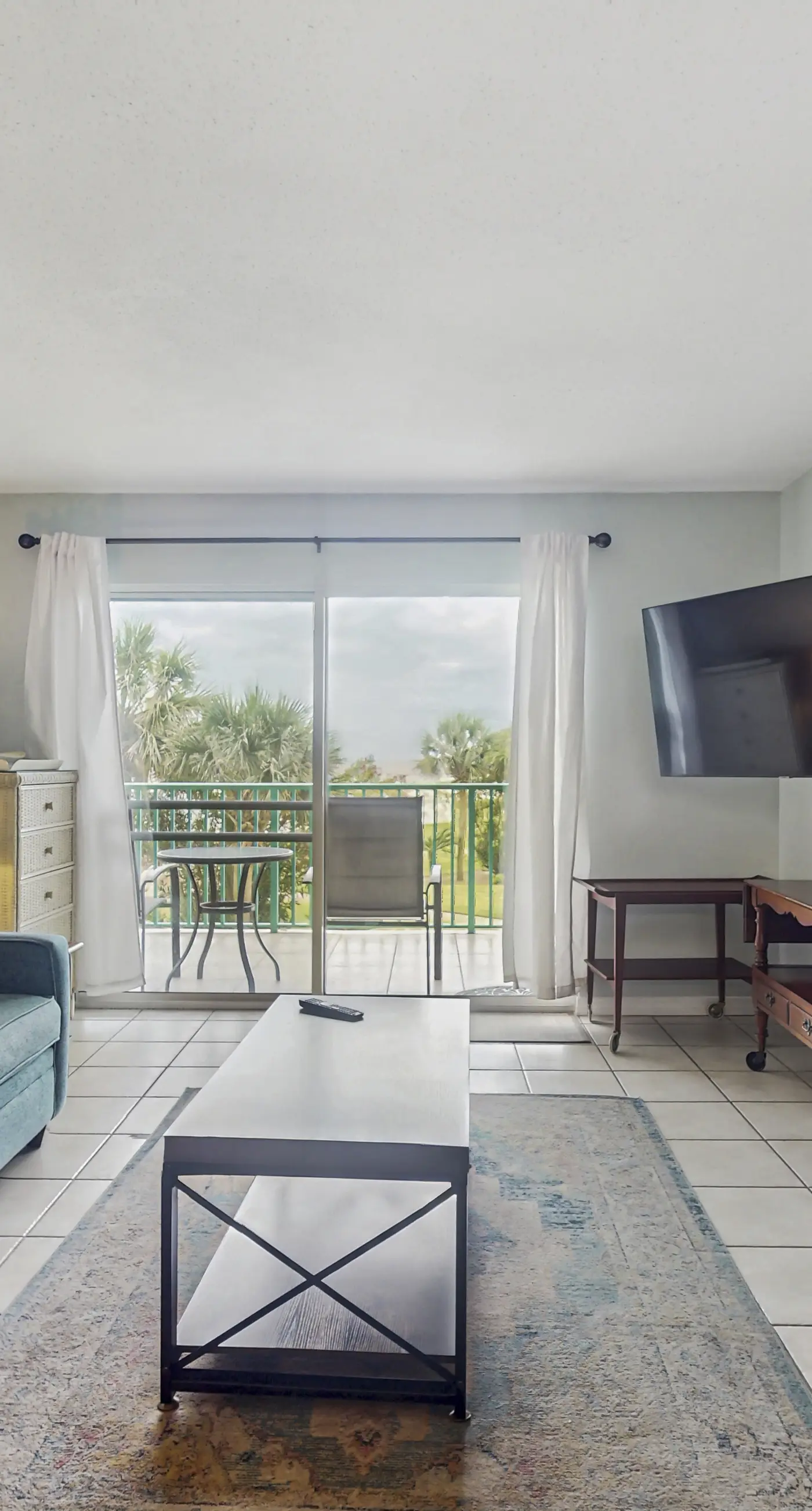 Waterfront condo with shared pool & hot tub - walk to the beach