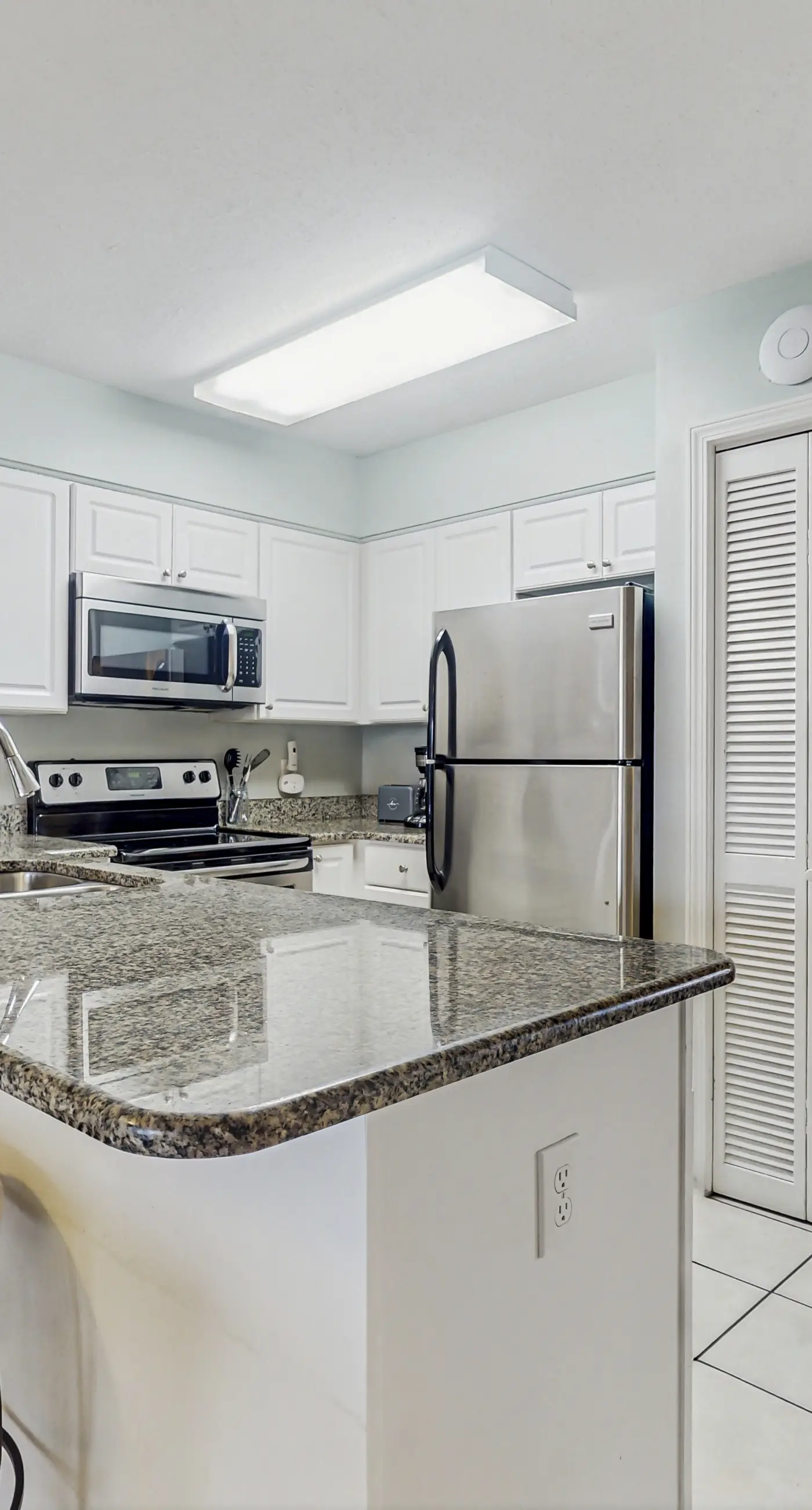 Waterfront condo with shared pool & hot tub - walk to the beach