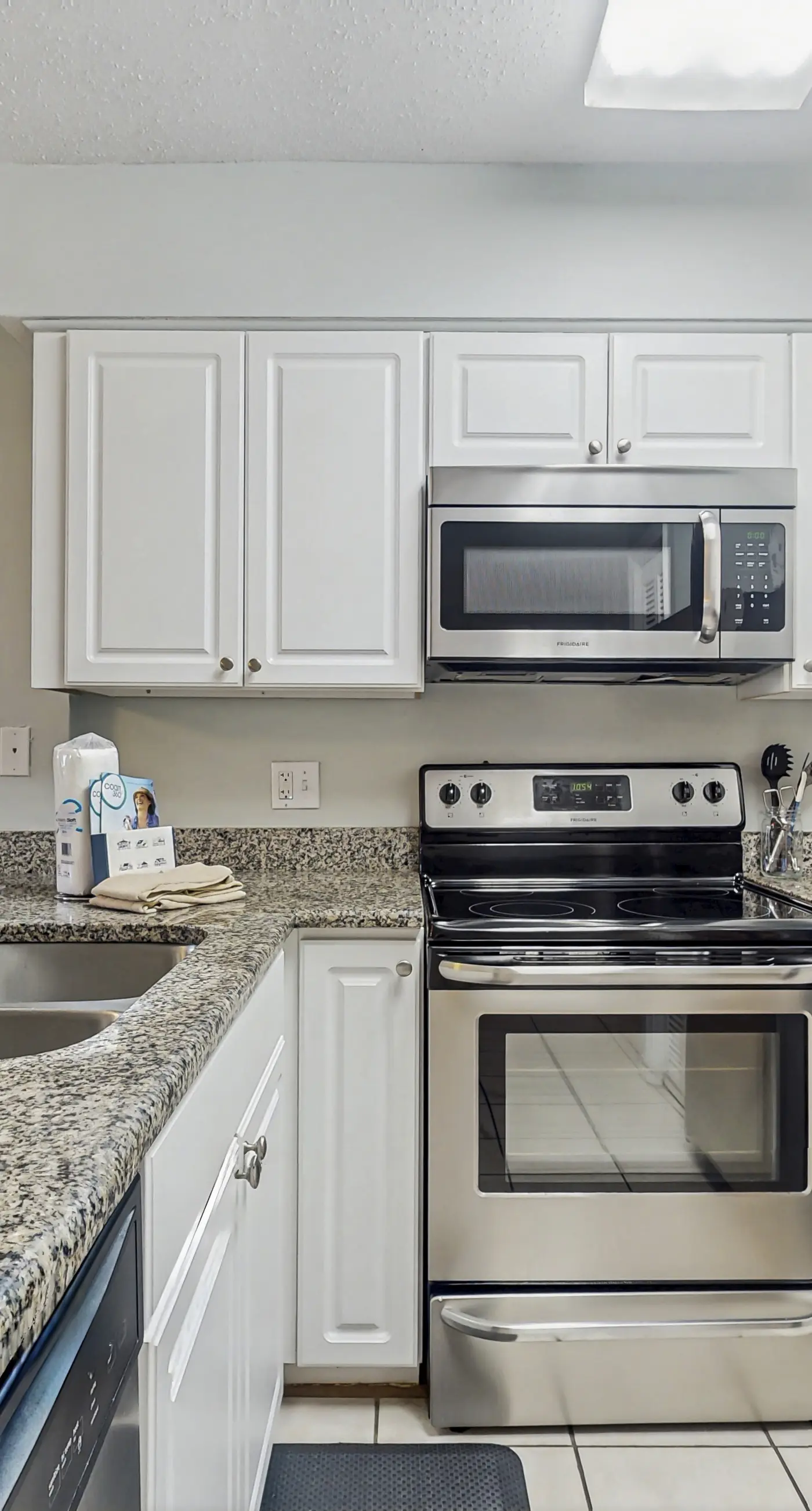 Waterfront condo with shared pool & hot tub - walk to the beach