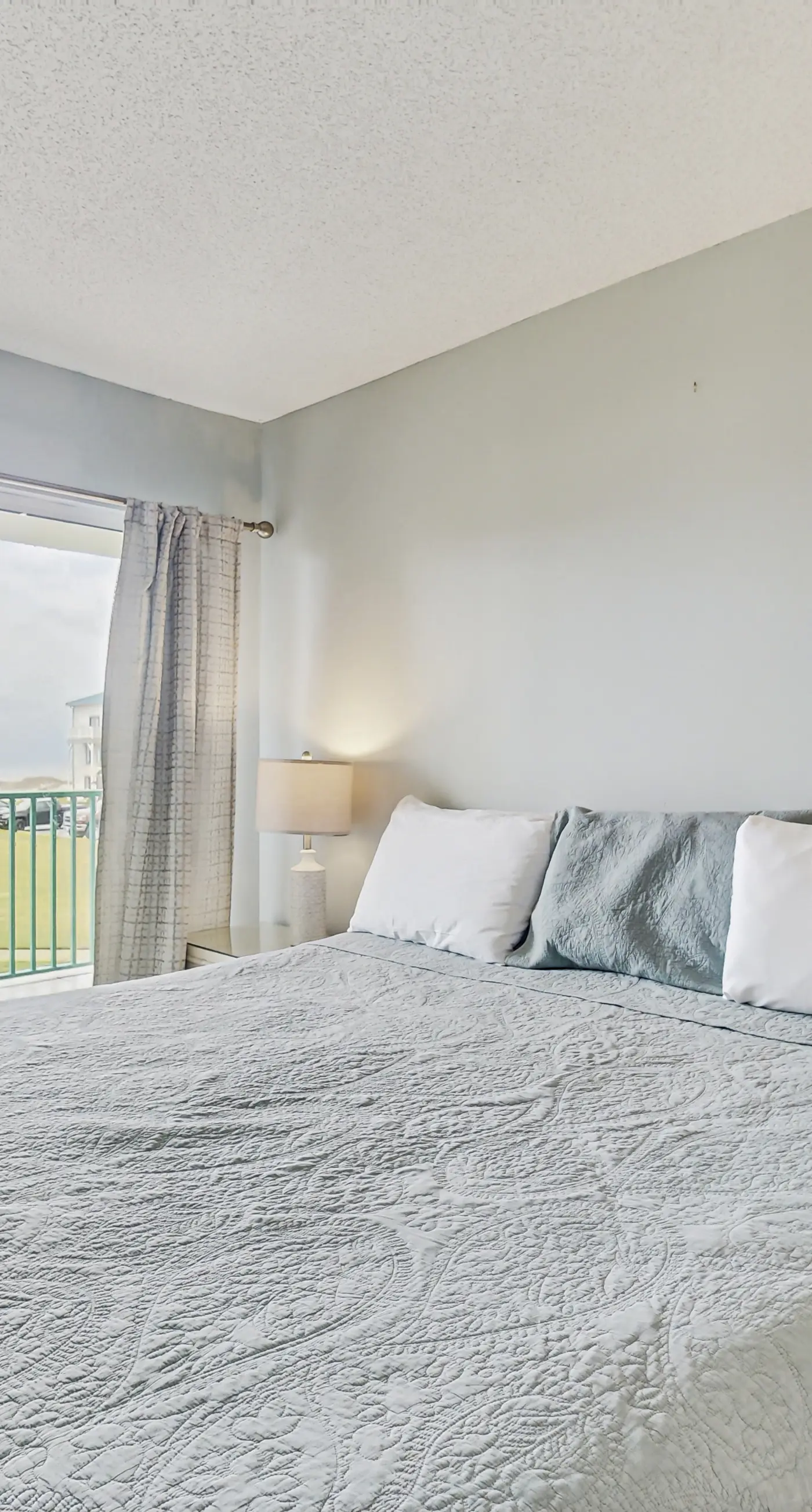 Waterfront condo with shared pool & hot tub - walk to the beach