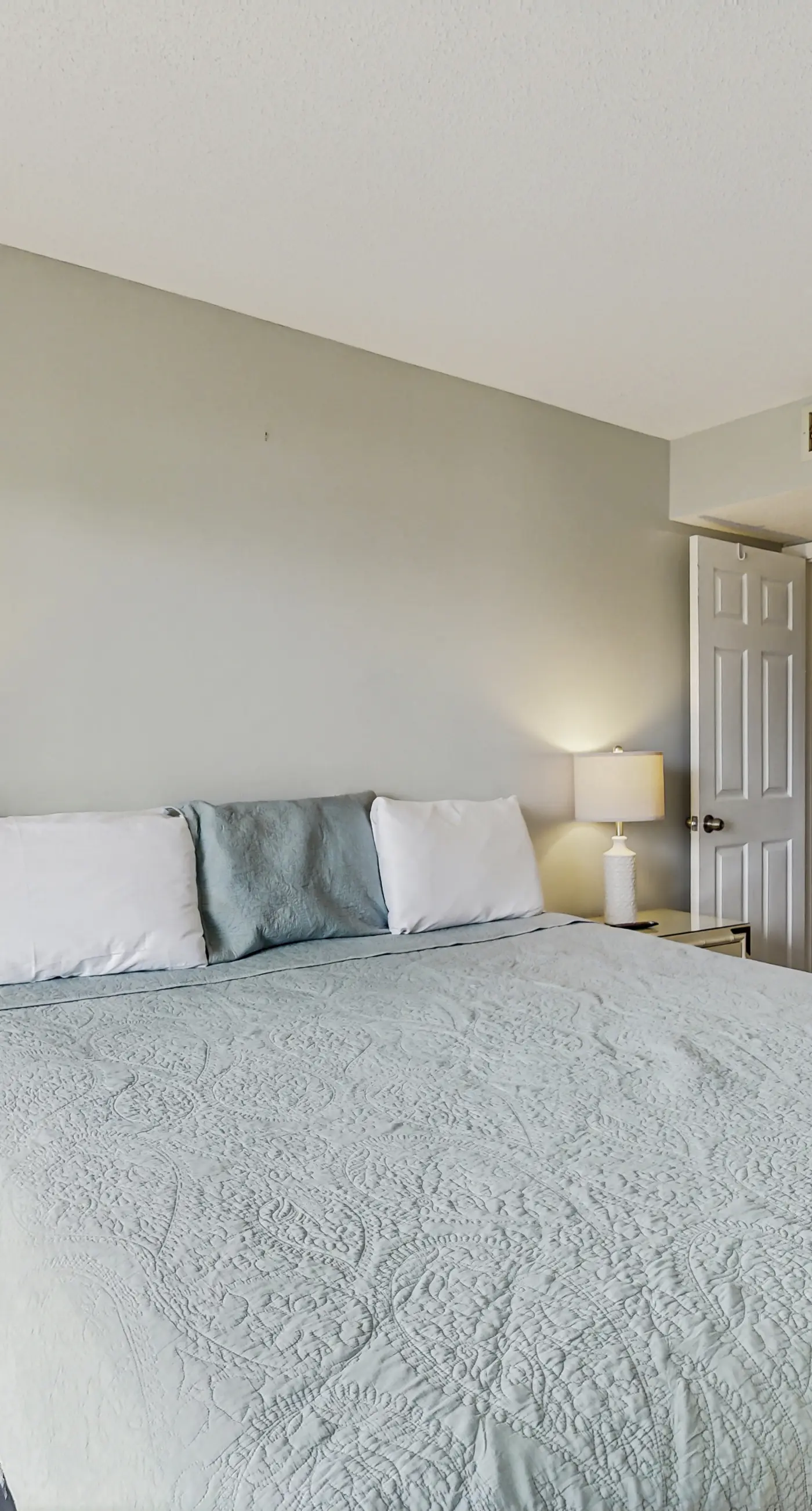 Waterfront condo with shared pool & hot tub - walk to the beach