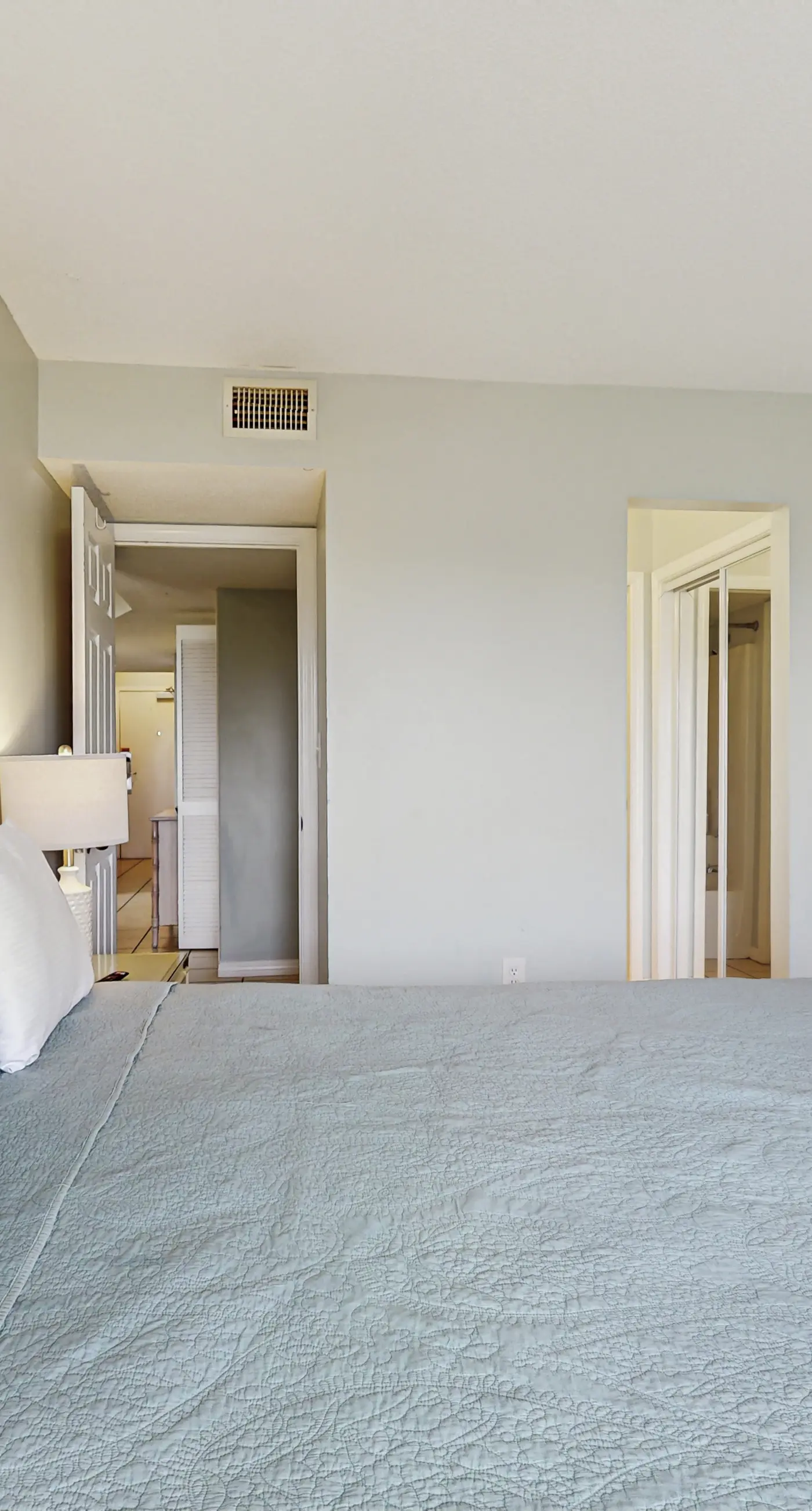 Waterfront condo with shared pool & hot tub - walk to the beach