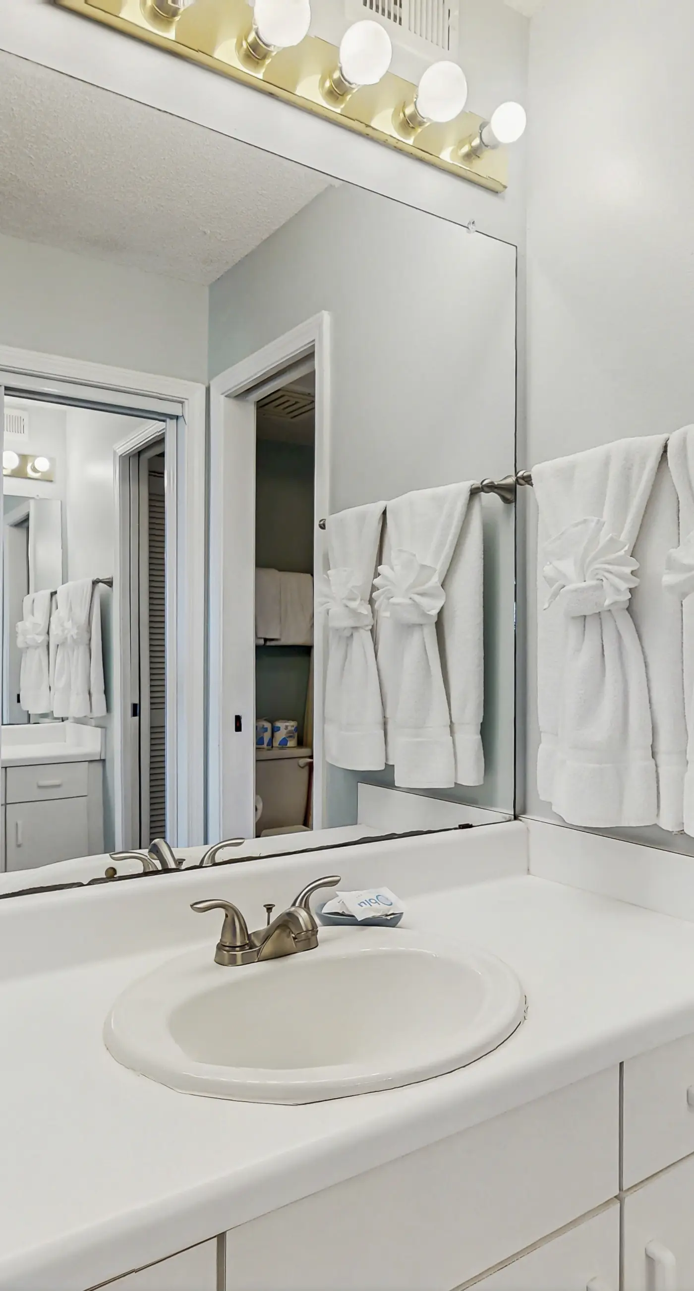 Waterfront condo with shared pool & hot tub - walk to the beach