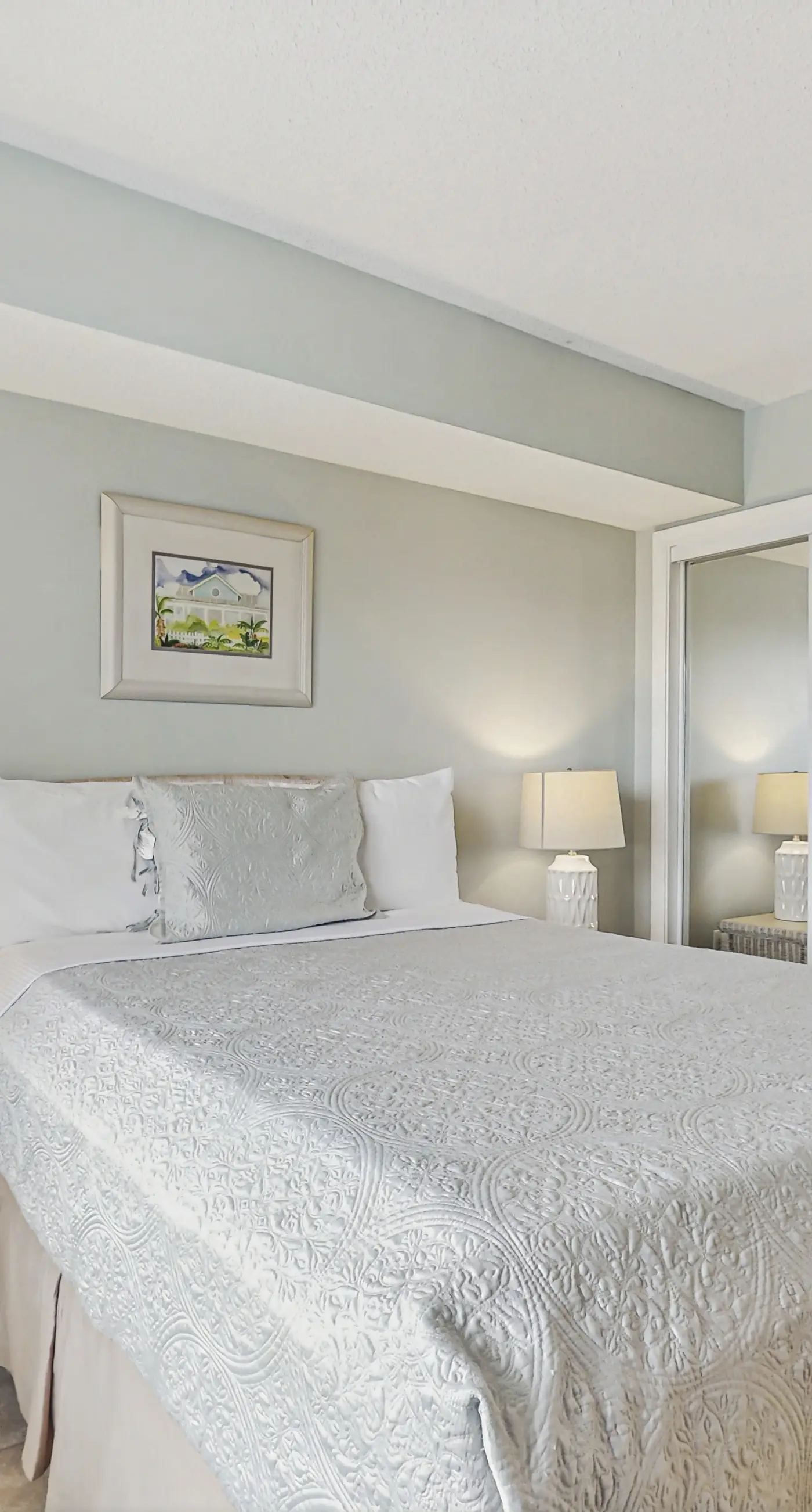 Waterfront condo with shared pool & hot tub - walk to the beach