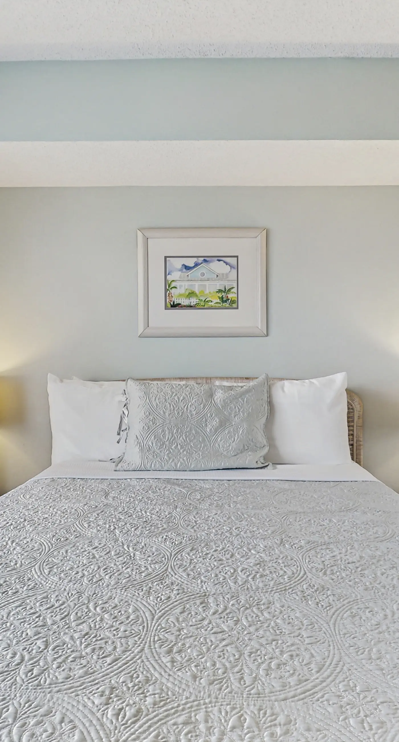 Waterfront condo with shared pool & hot tub - walk to the beach