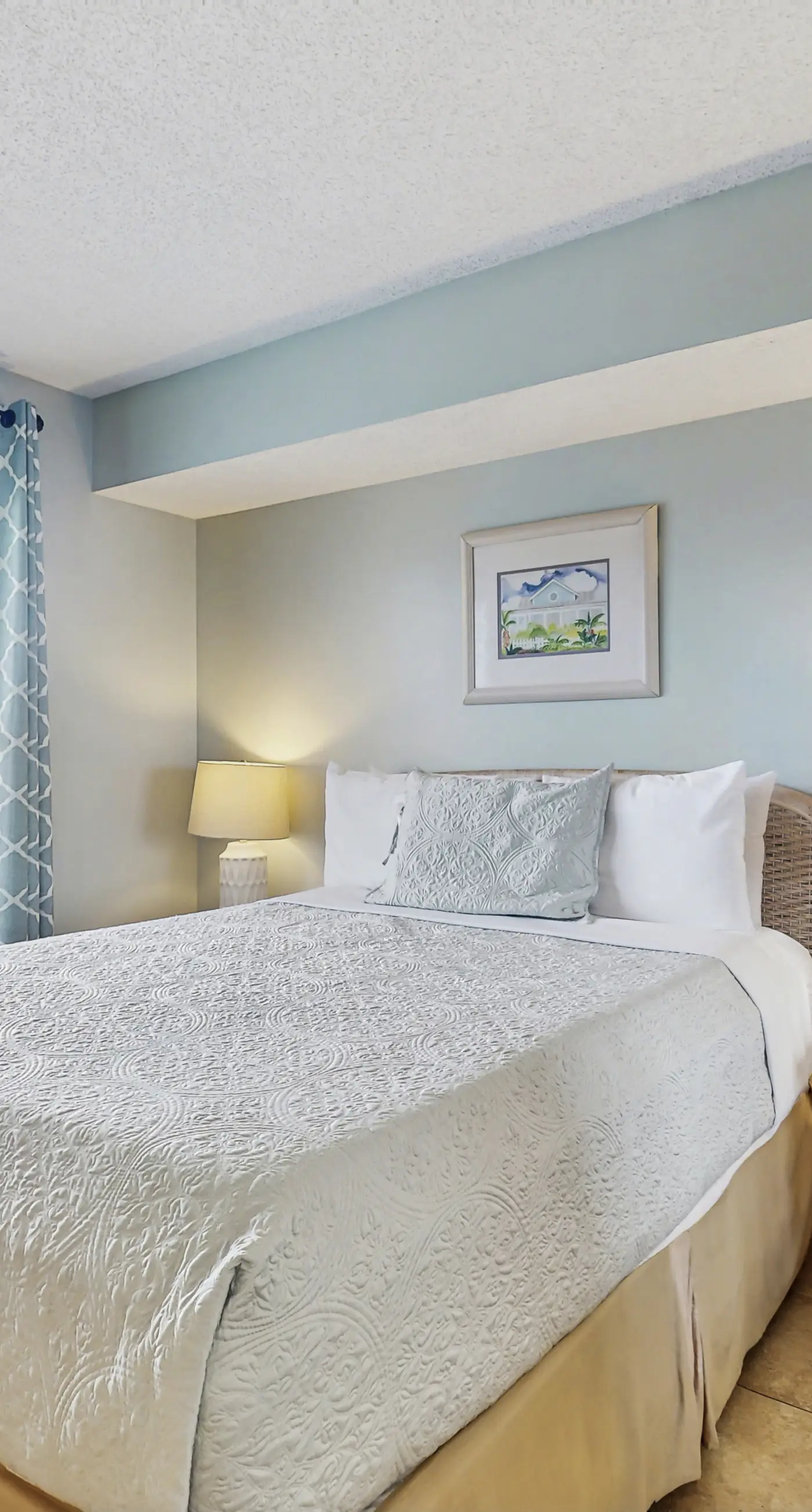 Waterfront condo with shared pool & hot tub - walk to the beach