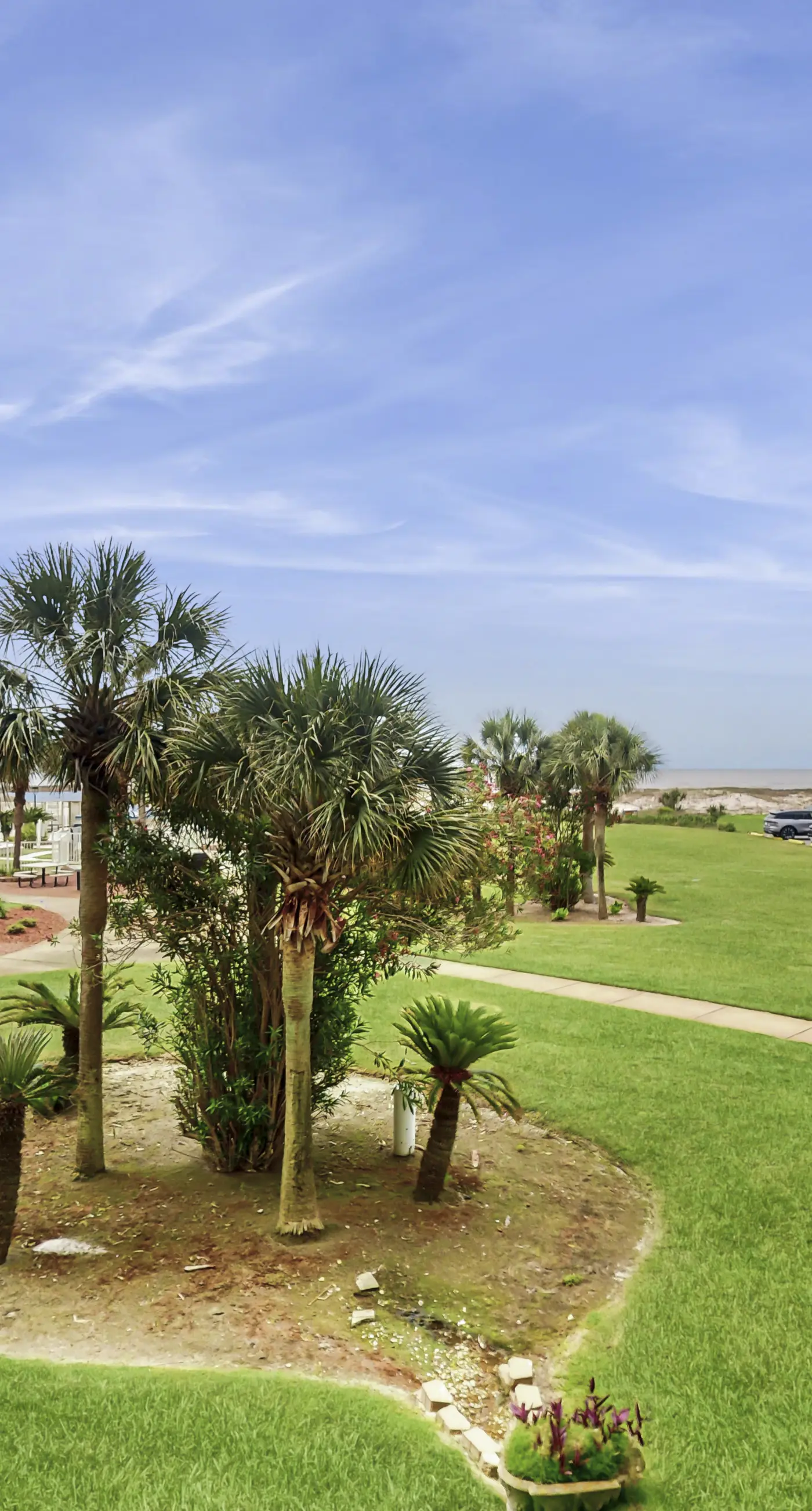 Waterfront condo with shared pool & hot tub - walk to the beach