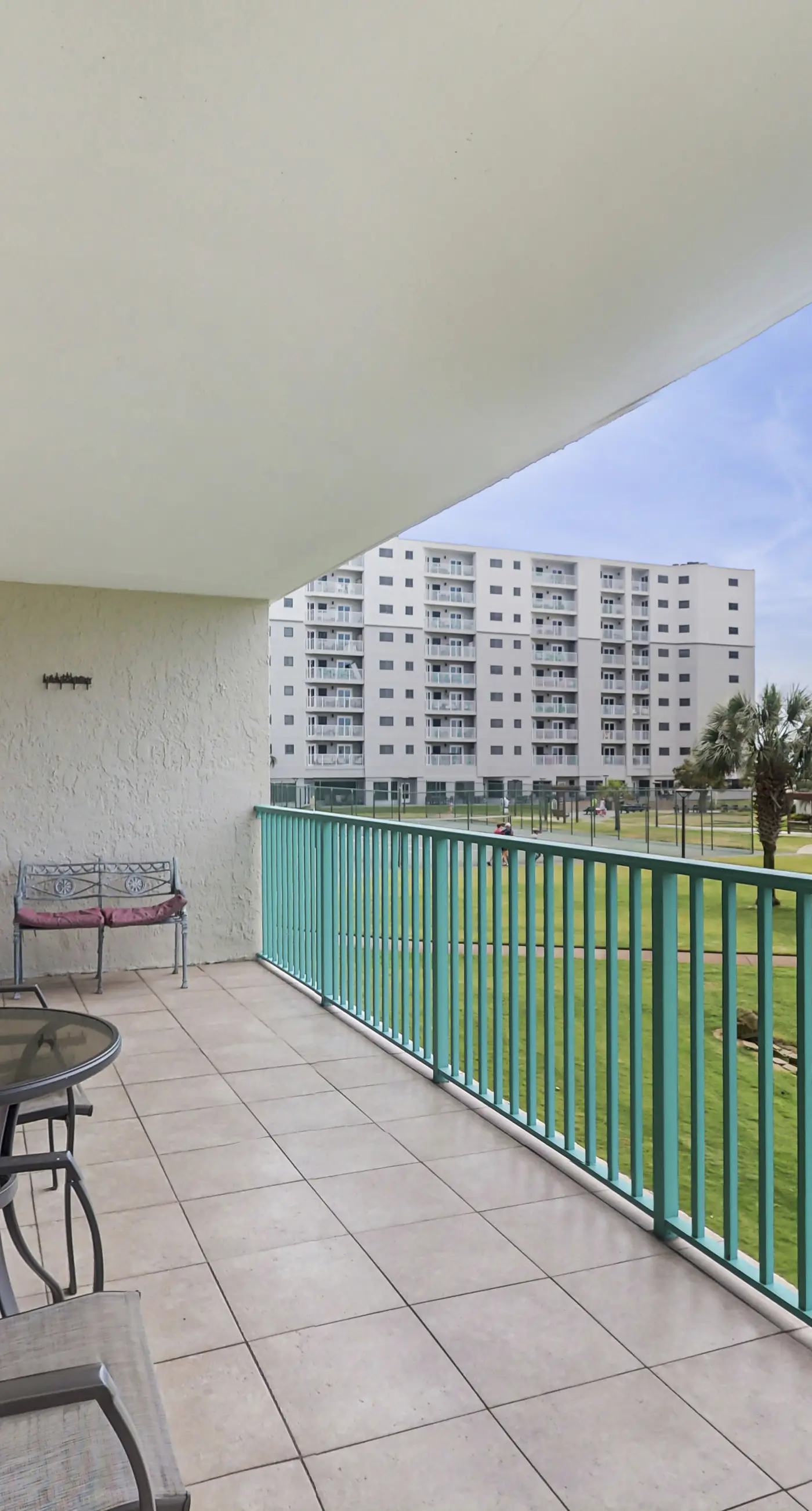 Waterfront condo with shared pool & hot tub - walk to the beach