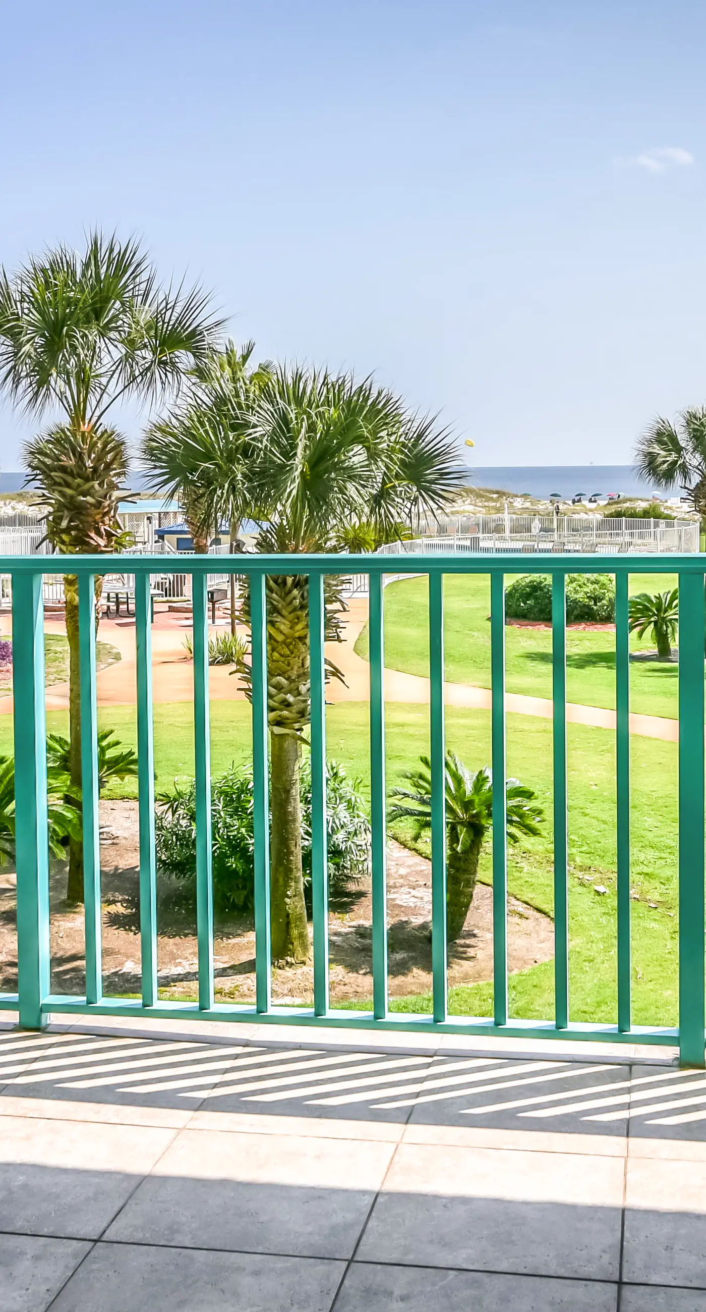 Waterfront condo with shared pool & hot tub - walk to the beach