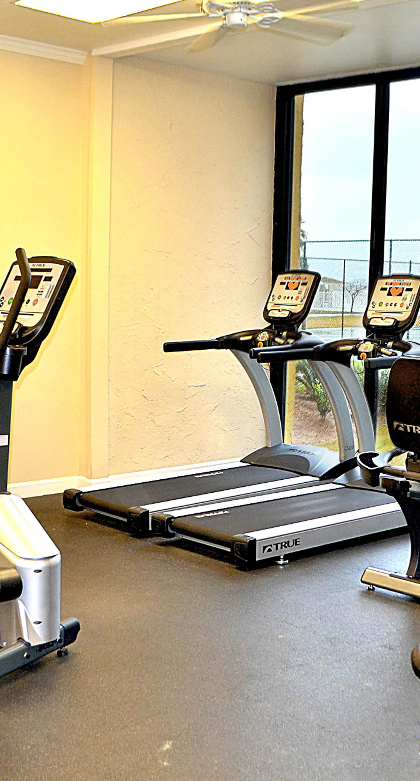 Waterfront condo with shared pool & hot tub - walk to the beach