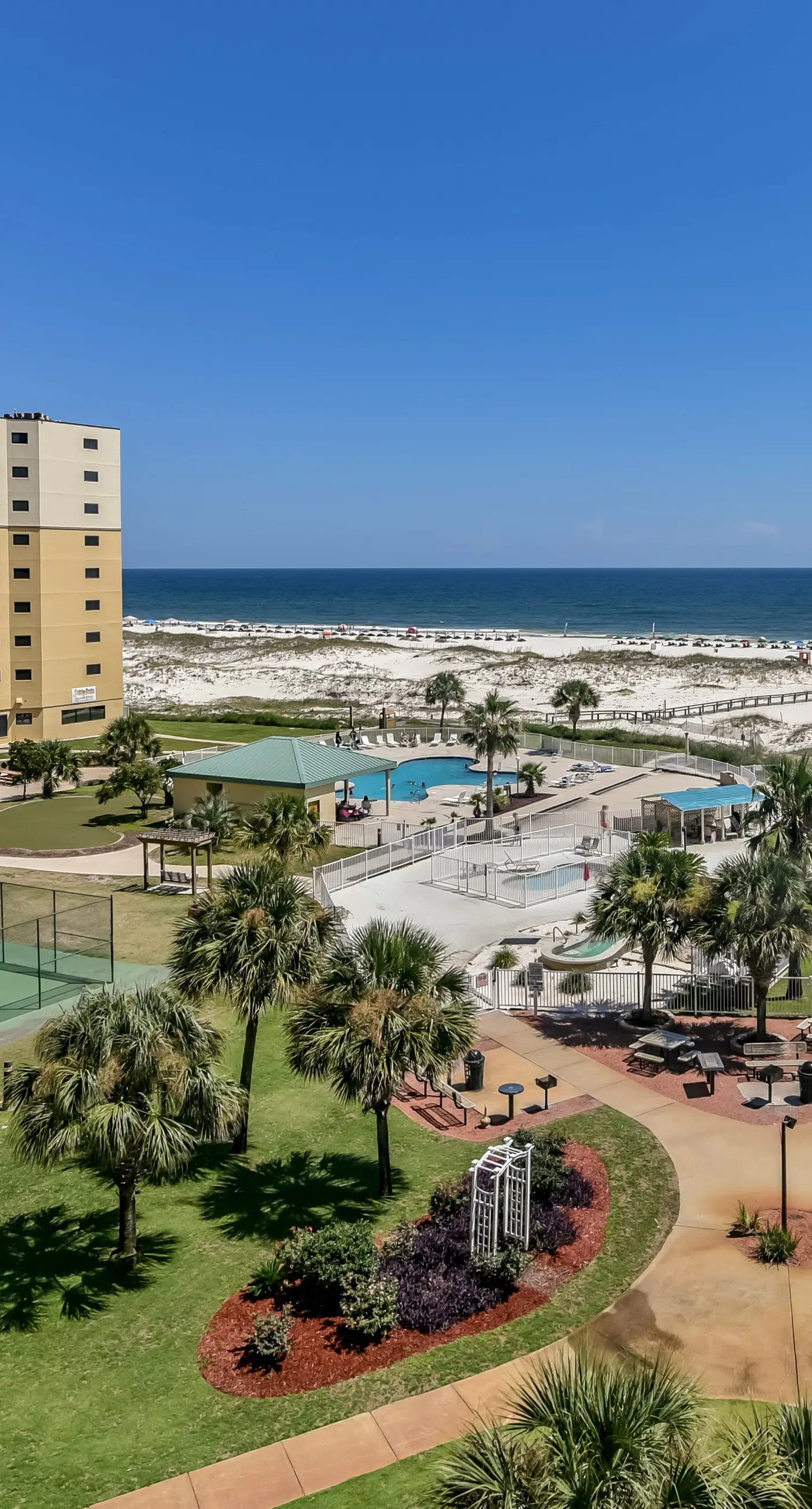 Waterfront condo with shared pool & hot tub - walk to the beach