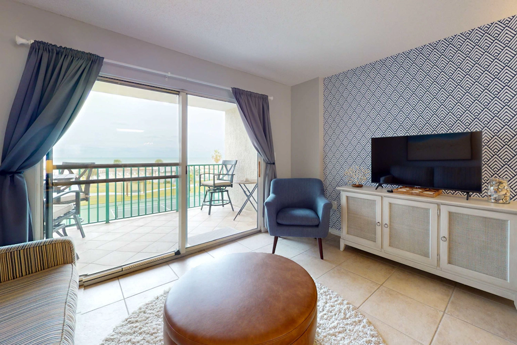 Waterfront condo with shared pool & hot tub - walk to dining & beach