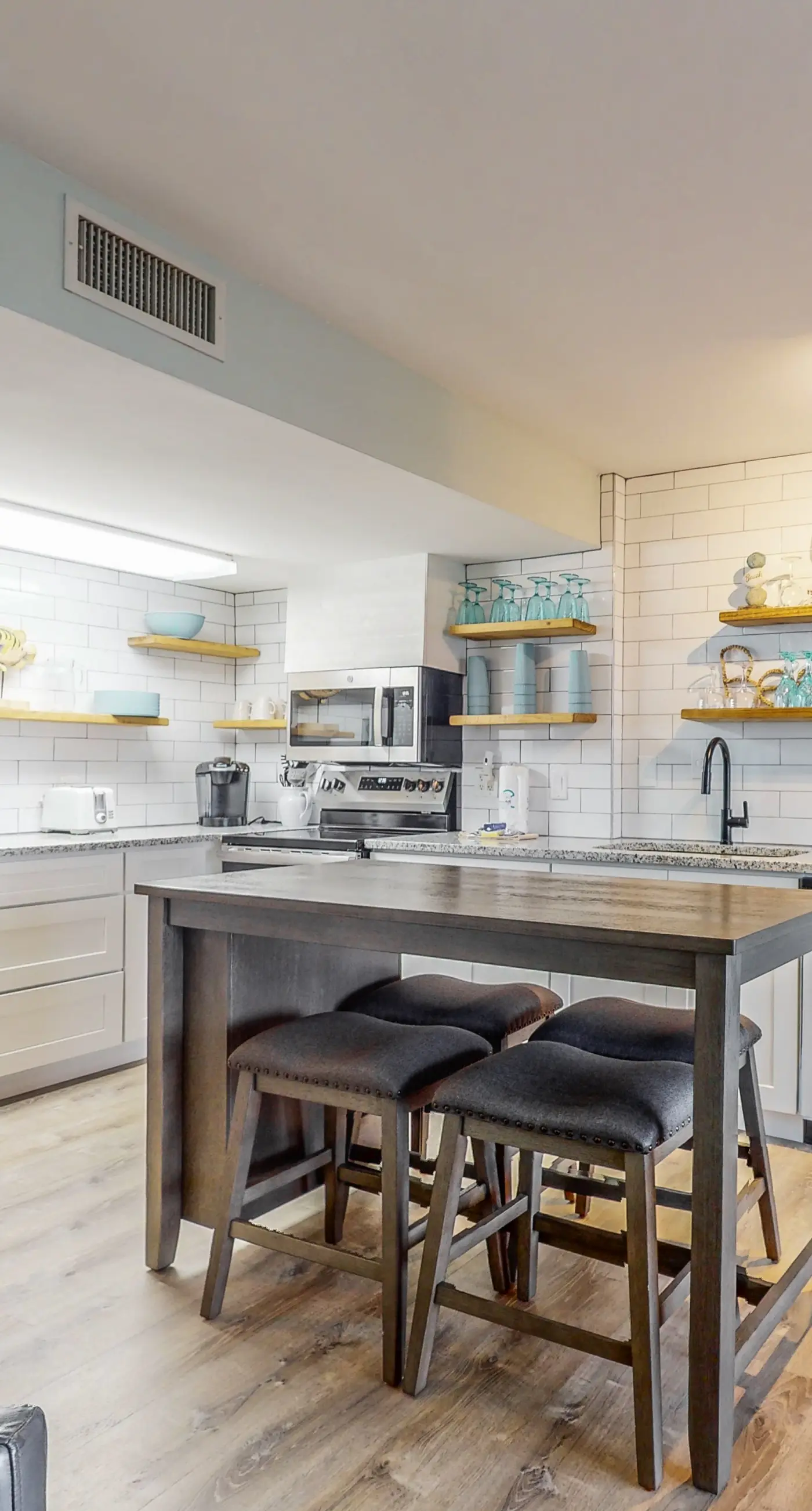 Waterfront condo with shared pool & hot tub - near dining & the beach