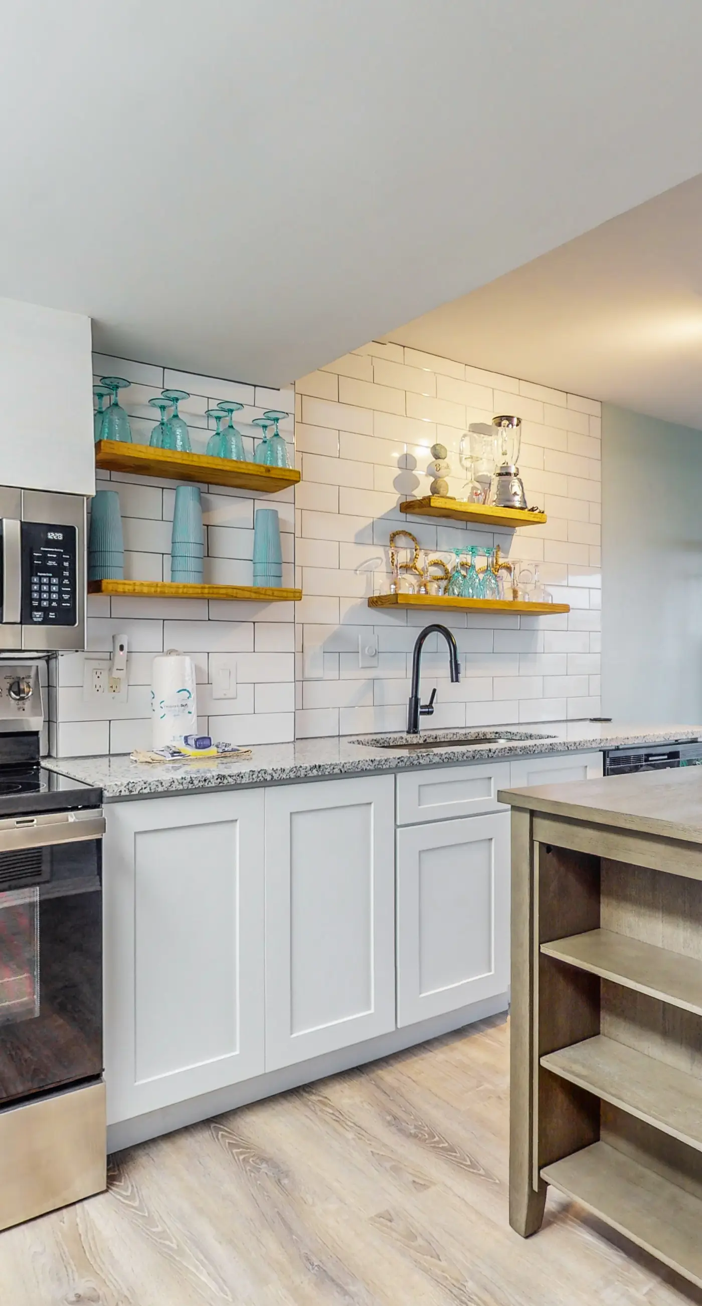 Waterfront condo with shared pool & hot tub - near dining & the beach