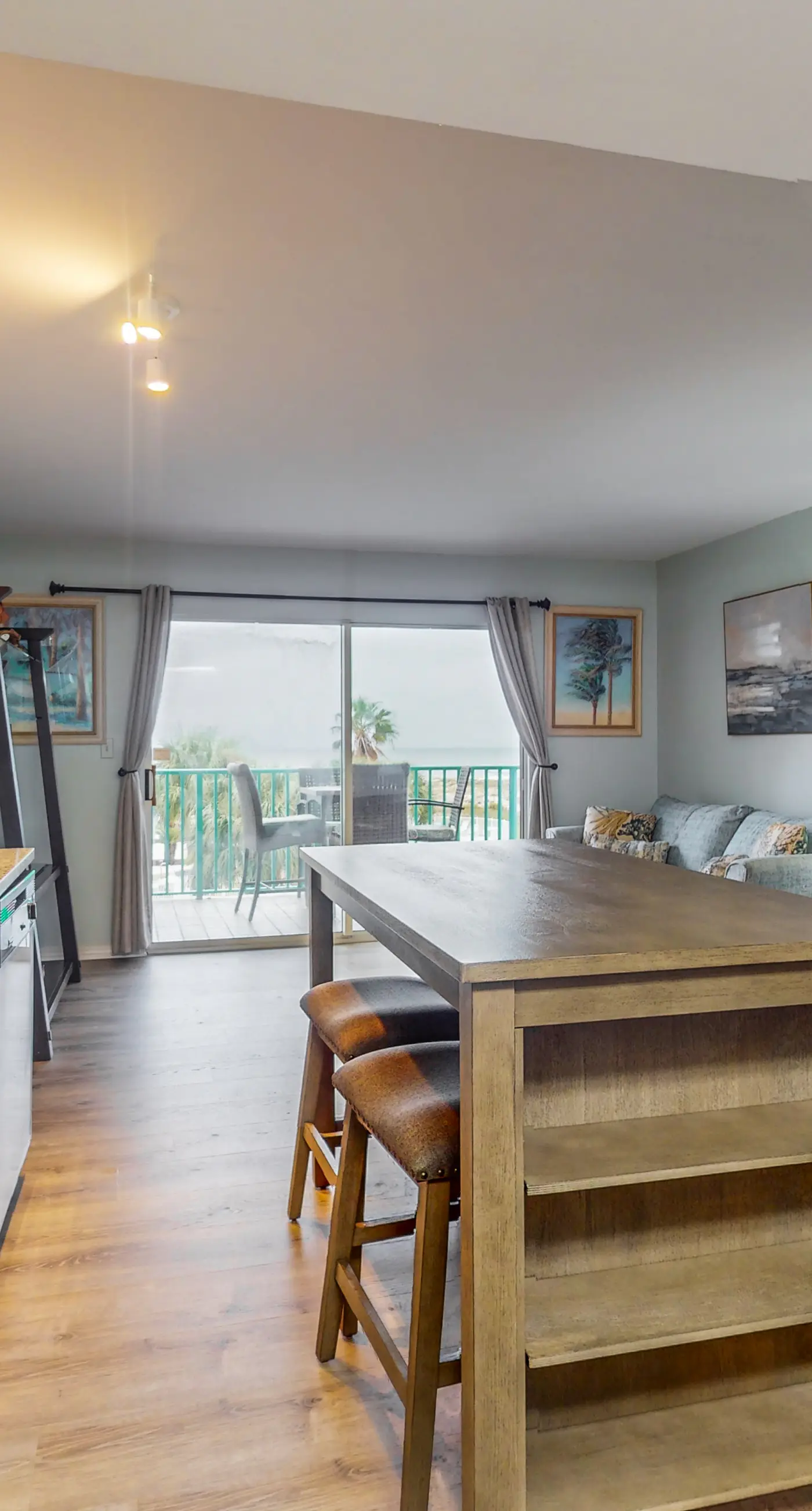 Waterfront condo with shared pool & hot tub - near dining & the beach