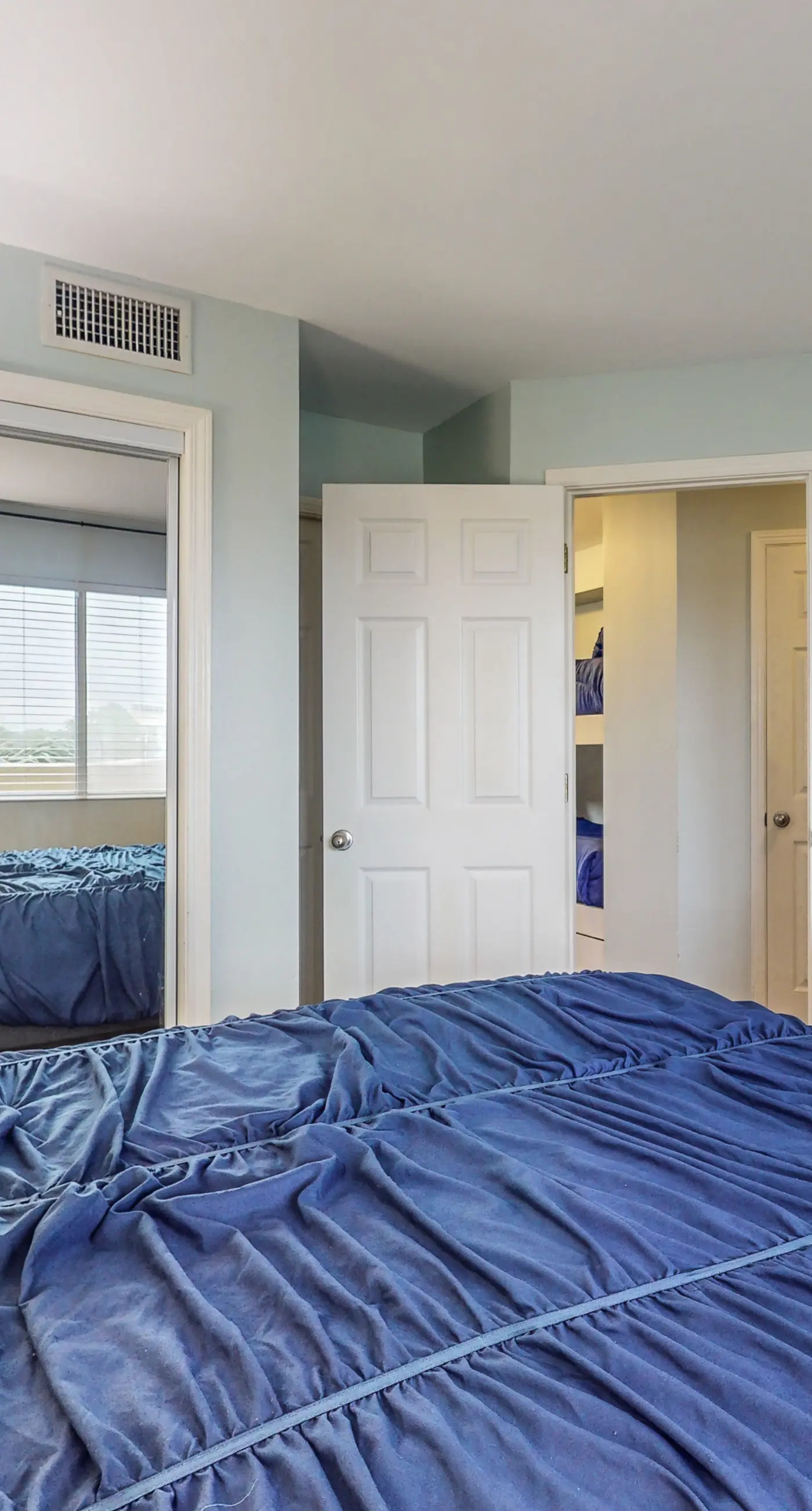 Waterfront condo with shared pool & hot tub - near dining & the beach